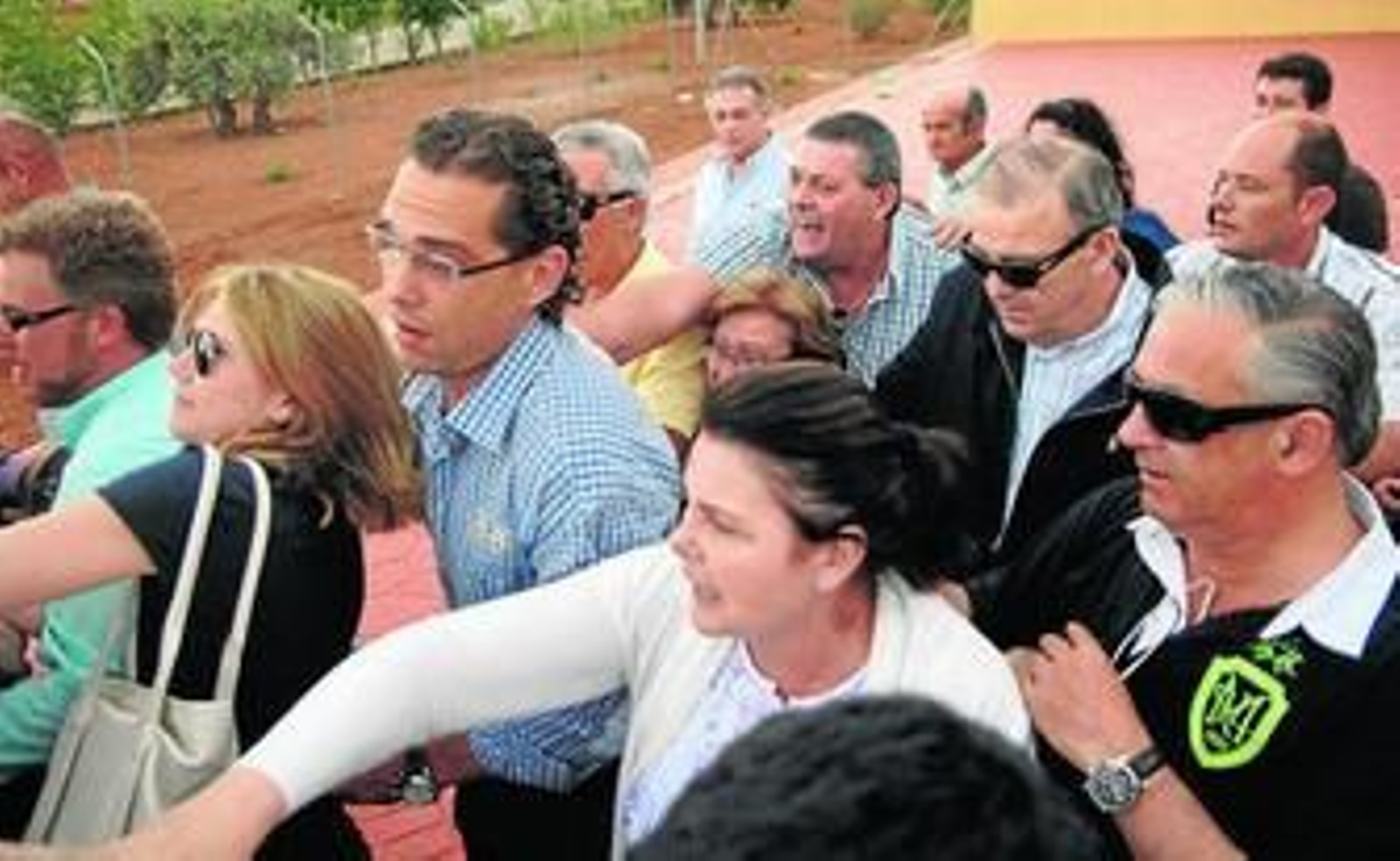 El exalcalde de El Ejido, Juan Enciso, rodeado de familiares y amigos a su salida de la prisión.