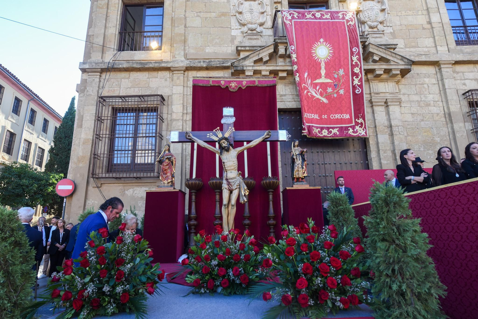 La llegada del Cristo de San Álvaro al Magno Vía Crucis