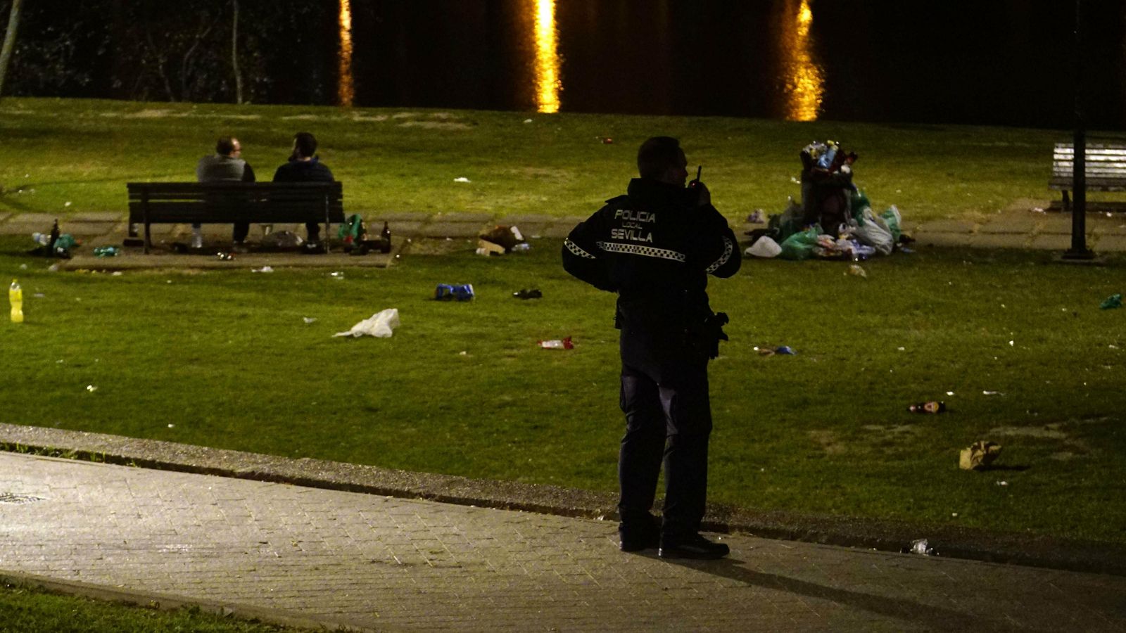 Un policía local, en la zona del río.