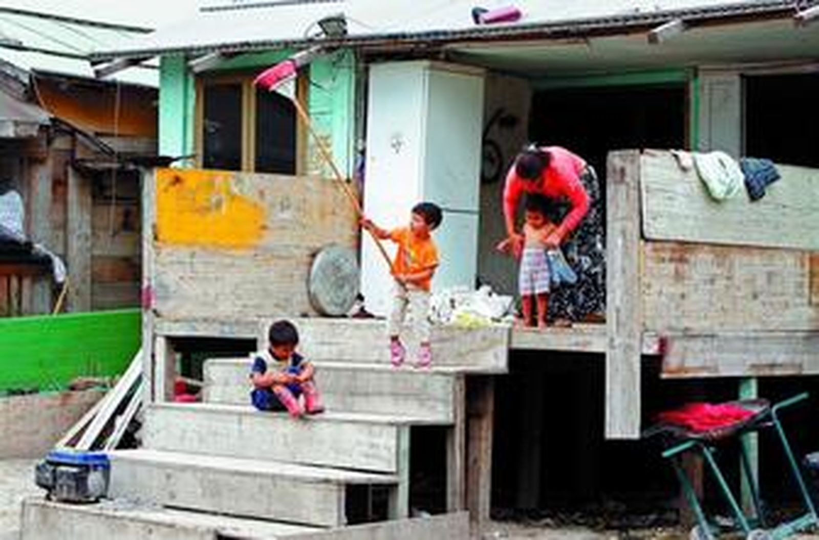 Una familia de gitanos sobrevive en uno de los guetos de chabolas que rodean Roma.