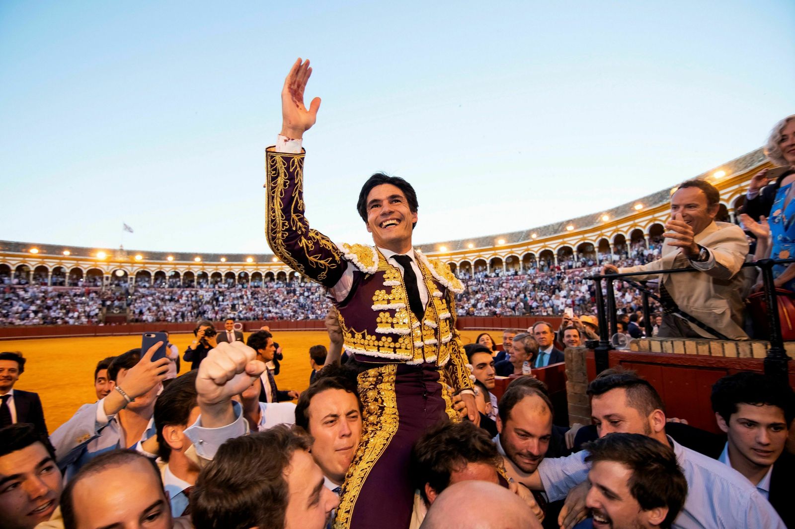 Pablo Aguado, en su salida a hombros por la Puerta del Príncipe el pasado viernes 10 de mayo.
