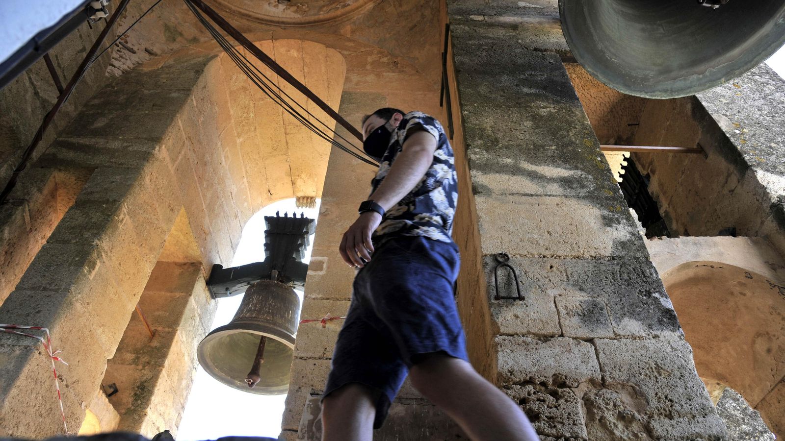 Un turista subido  en la torre de Santa María, en Arcos.