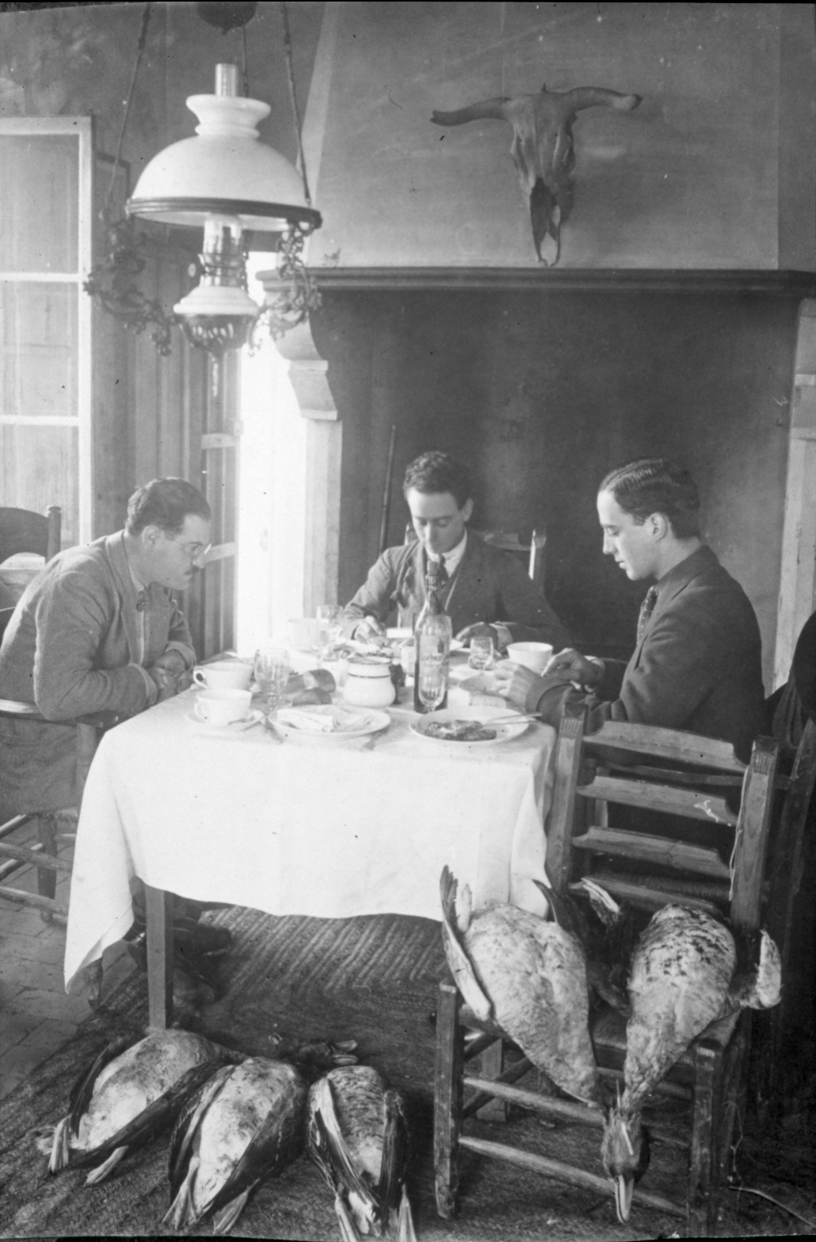 En la imagen, el duque de Santoña, el marqués del Mérito y el duque de Algeciras, en el palacio de Las Nuevas.