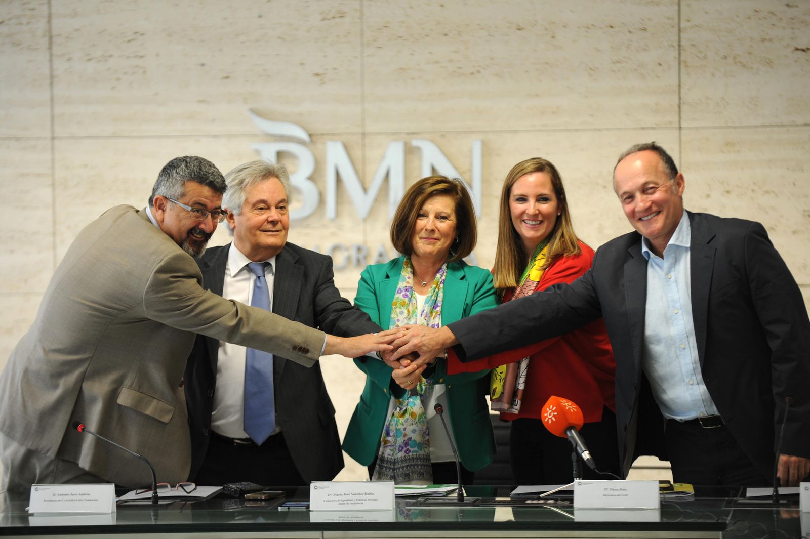 Firma del convenio de colaboración para el programa social.