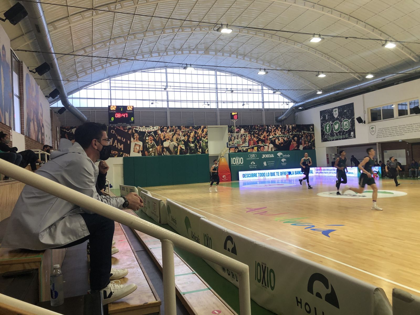 Fotis Katsikaris contempla el partido del Unicaja de Liga EBA.