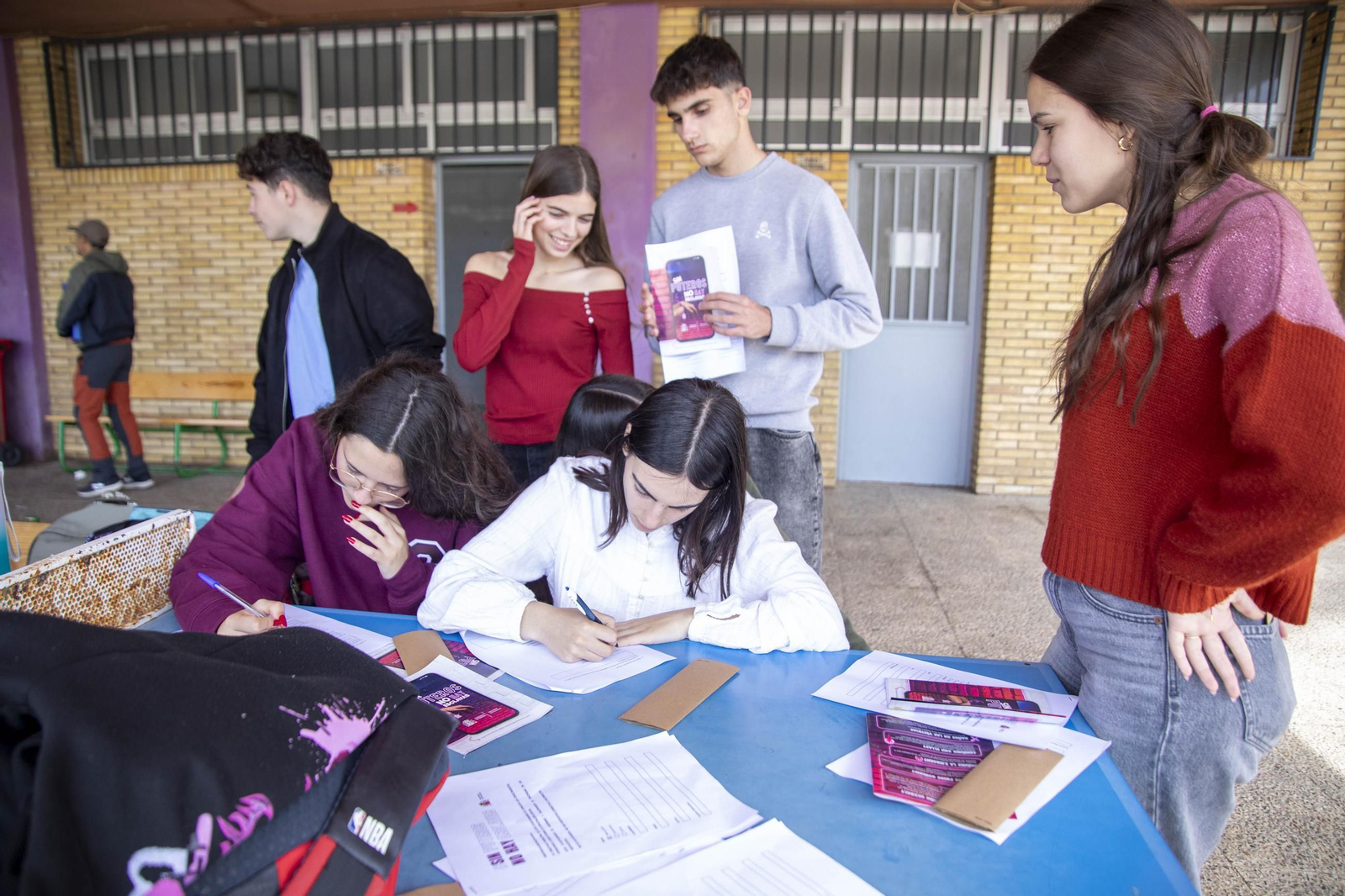 Sensibilización sobre la trata de mujeres en el IES Maestro Padilla de Almería, en imágenes