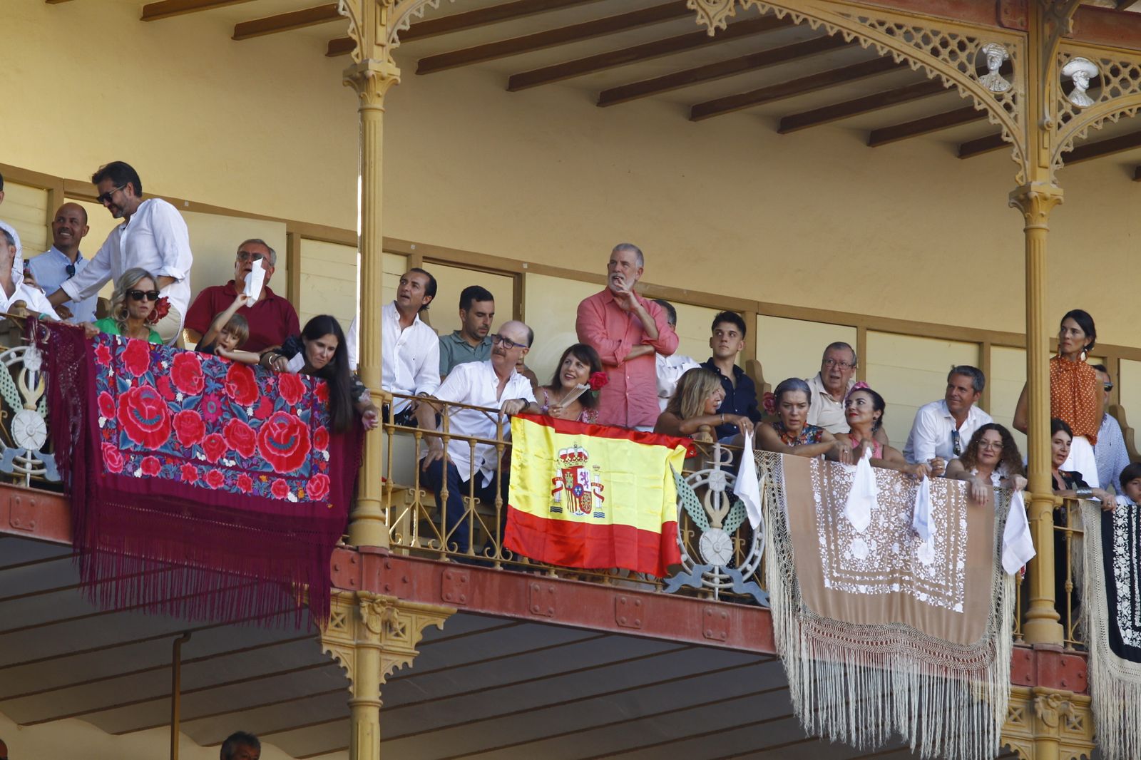 Imágenes del 'ambiente' en la corrida de toros de la Feria de Almería, con los diestros Morante de la Puebla, El Juli y Tomás Rufo