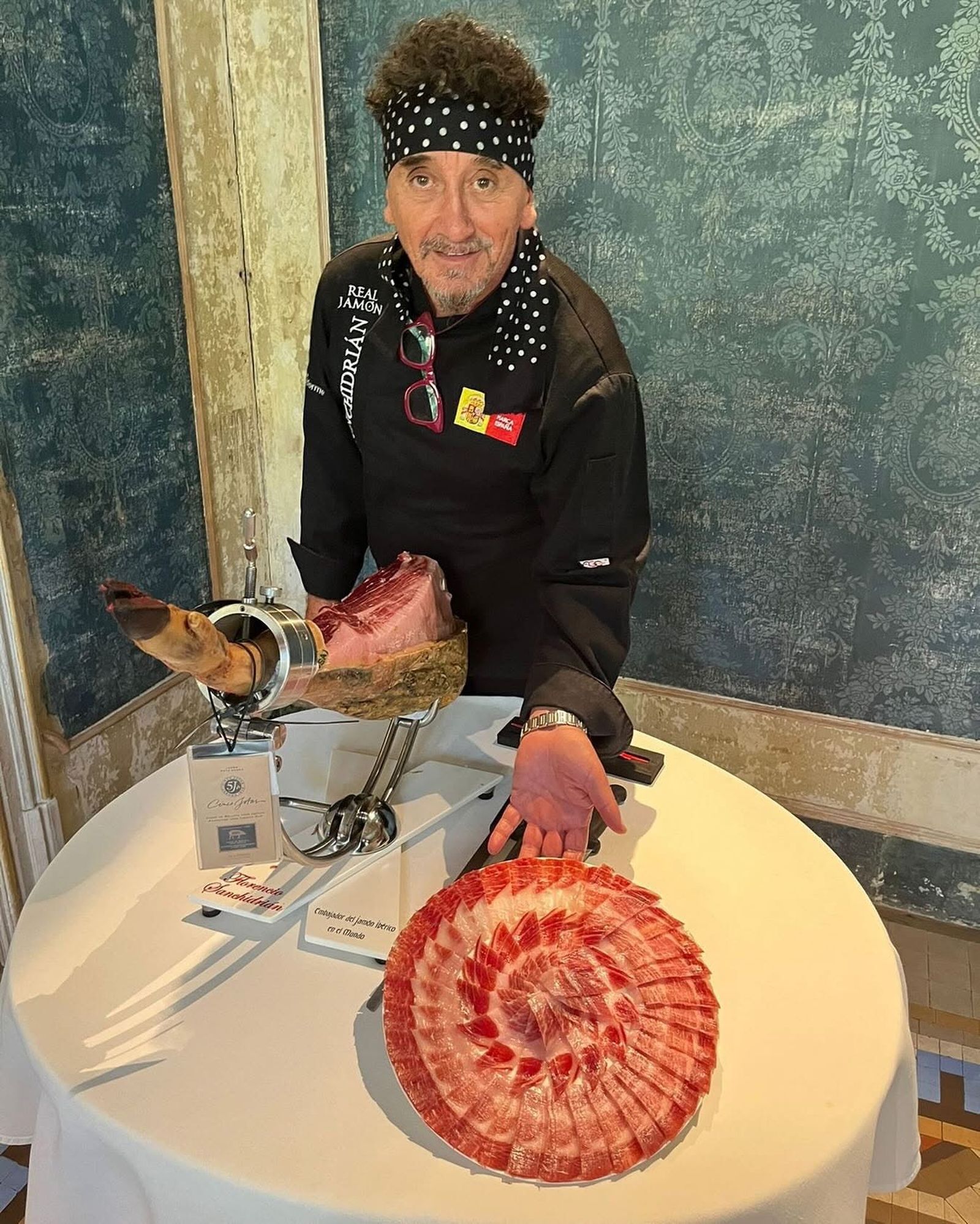 Florencio Sanchidrián cortando un Cinco Jotas