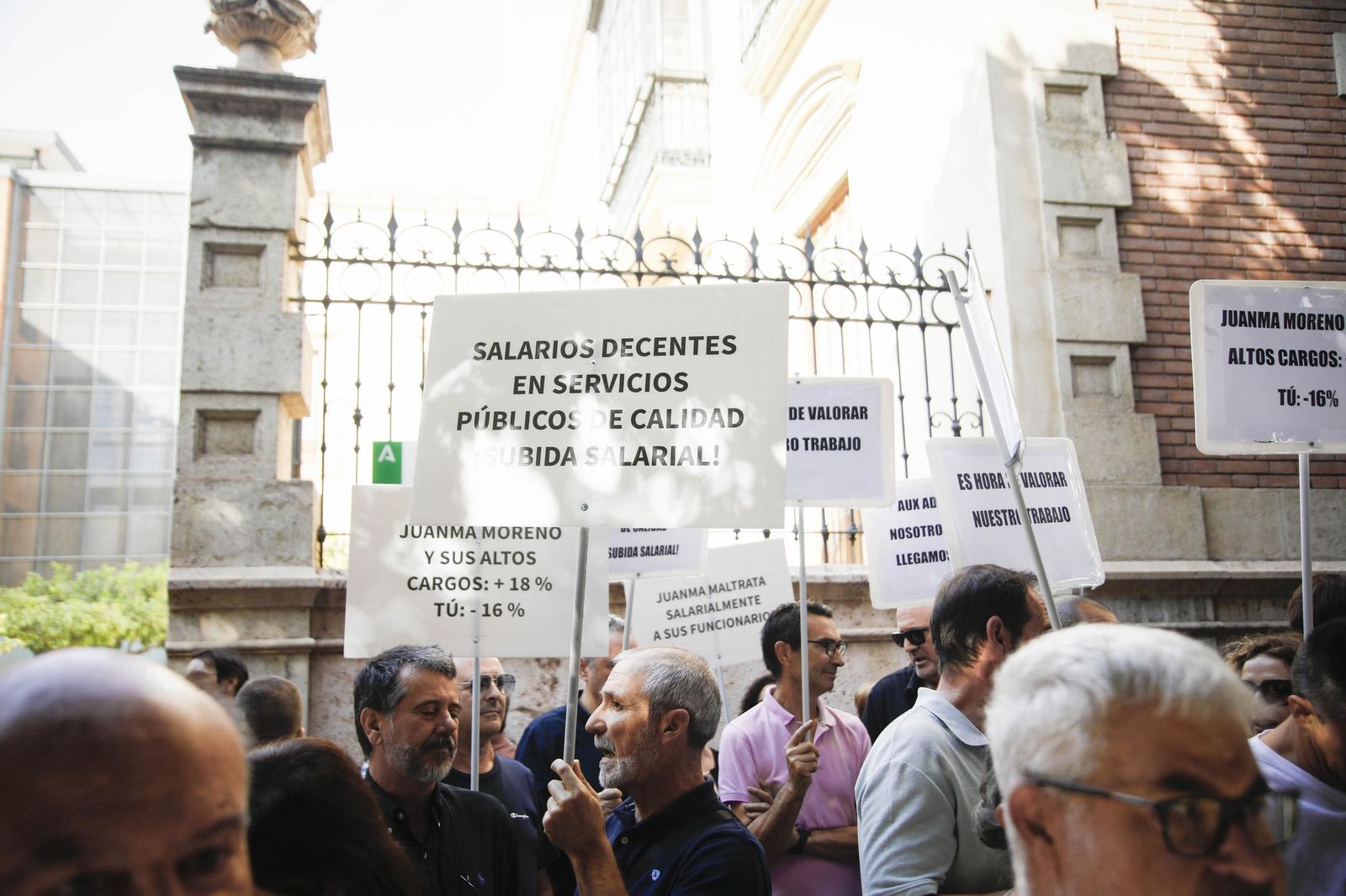 Las imágenes de la concentra para reclamar mejoras laborales para el personal funcionario de la Junta de Andalucía en Almería
