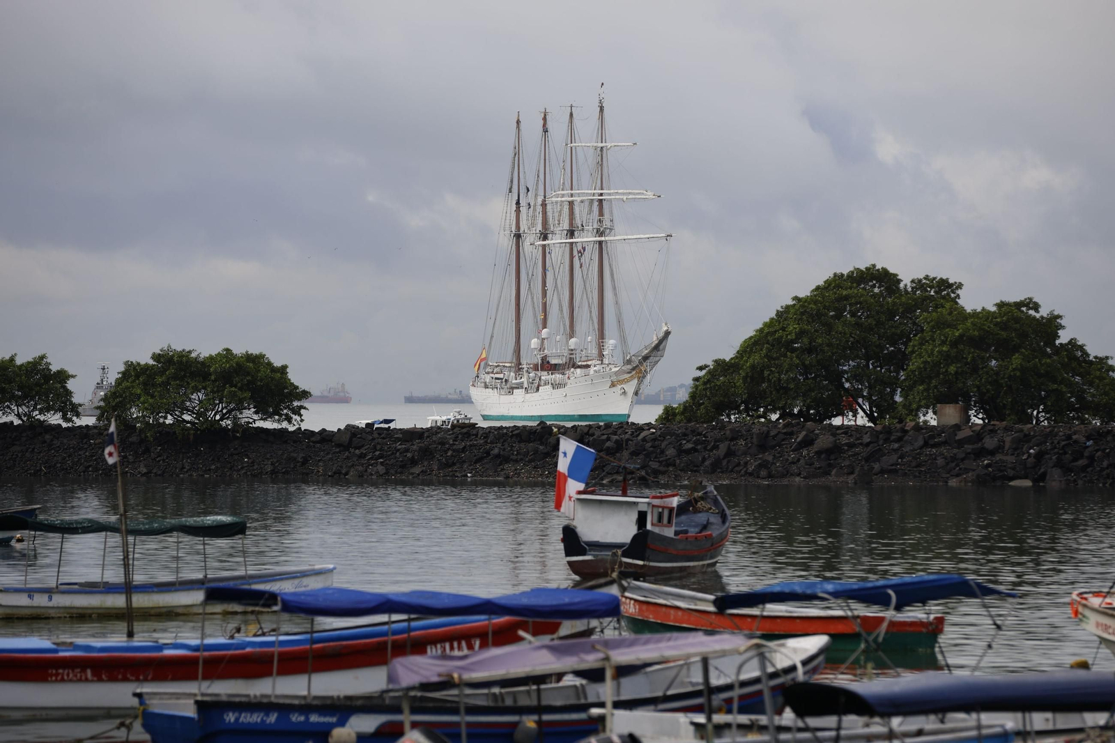 Así ha cruzado el 'Juan Sebastián de Elcano' el Canal de Panamá