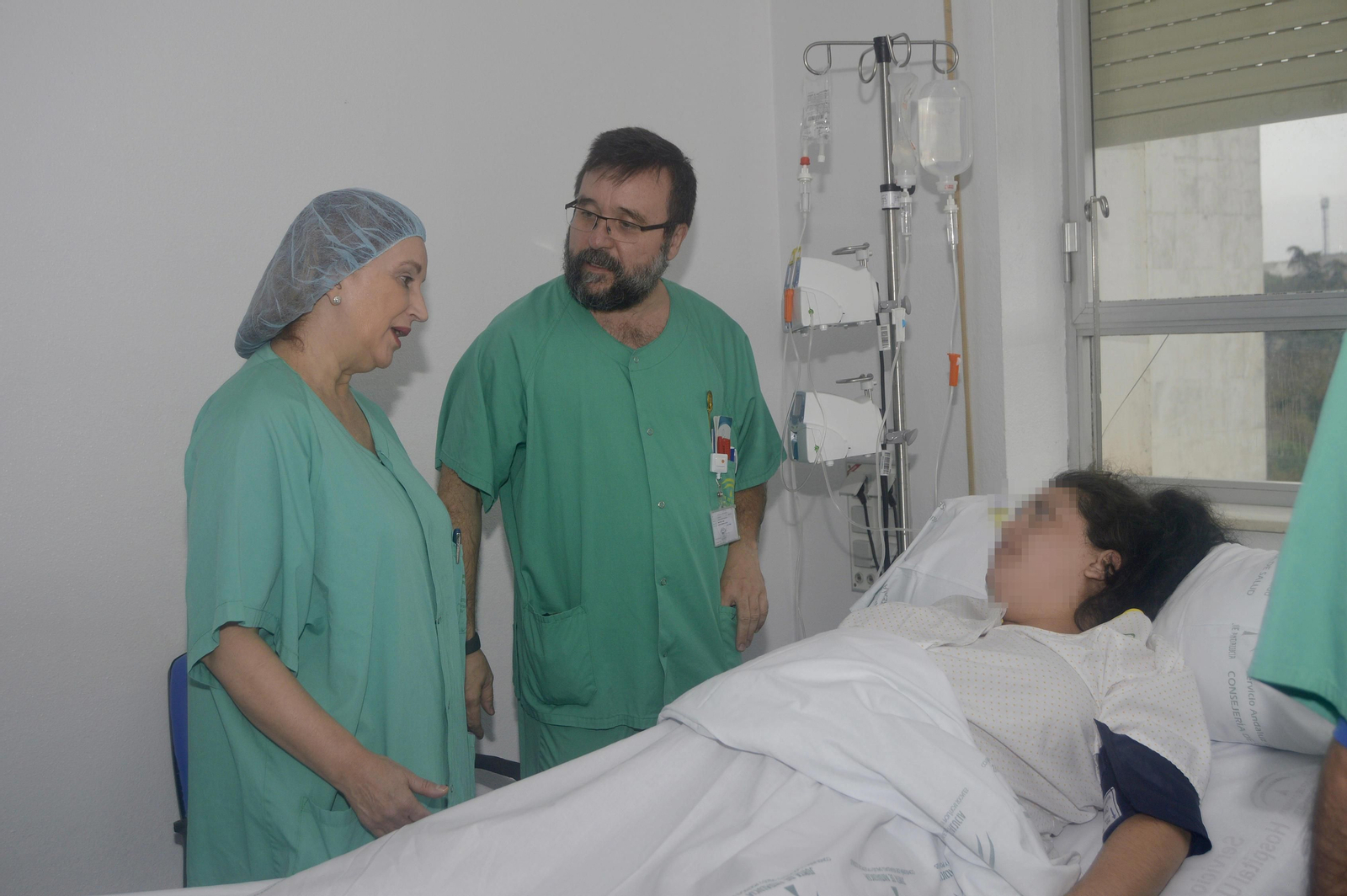 La doctora Ana Ortiz y el doctor Antonio de la Torre, junto a una paciente.
