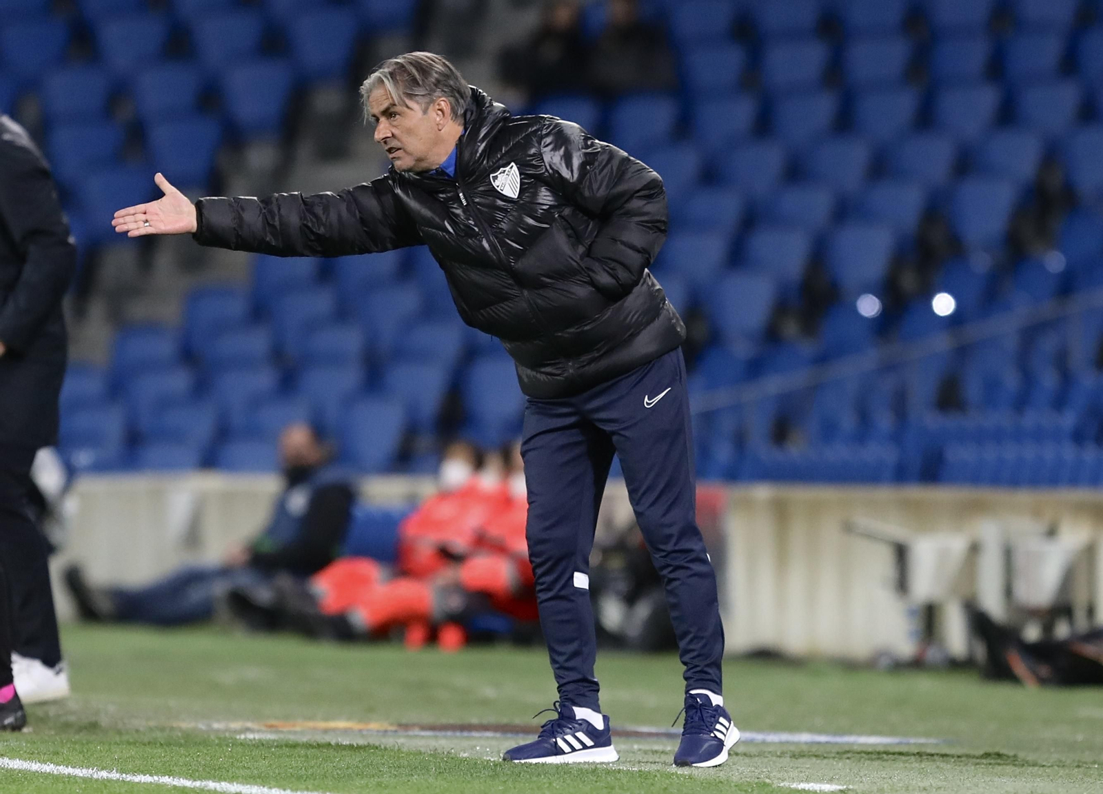 Natxo González da indicaciones durante el Real Sociedad B - Málaga CF.