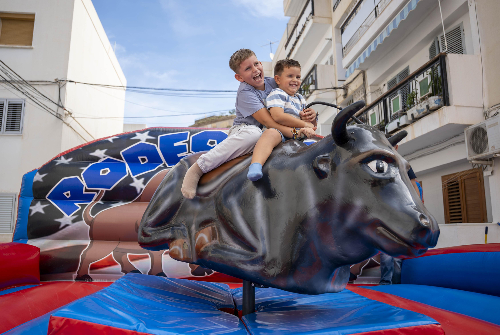 Las imágenes del taller de toros para niños y toro mecánico en Macael