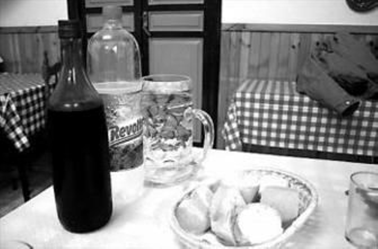 1. Los dueños del 'Casa Pepa' trabajando en su cocina. 2. El tinto de verano con gaseosa Revoltosa no falta en el menú. 3. El salón principal está decorado con fotos familiares de bodas, comuniones y celebraciones.