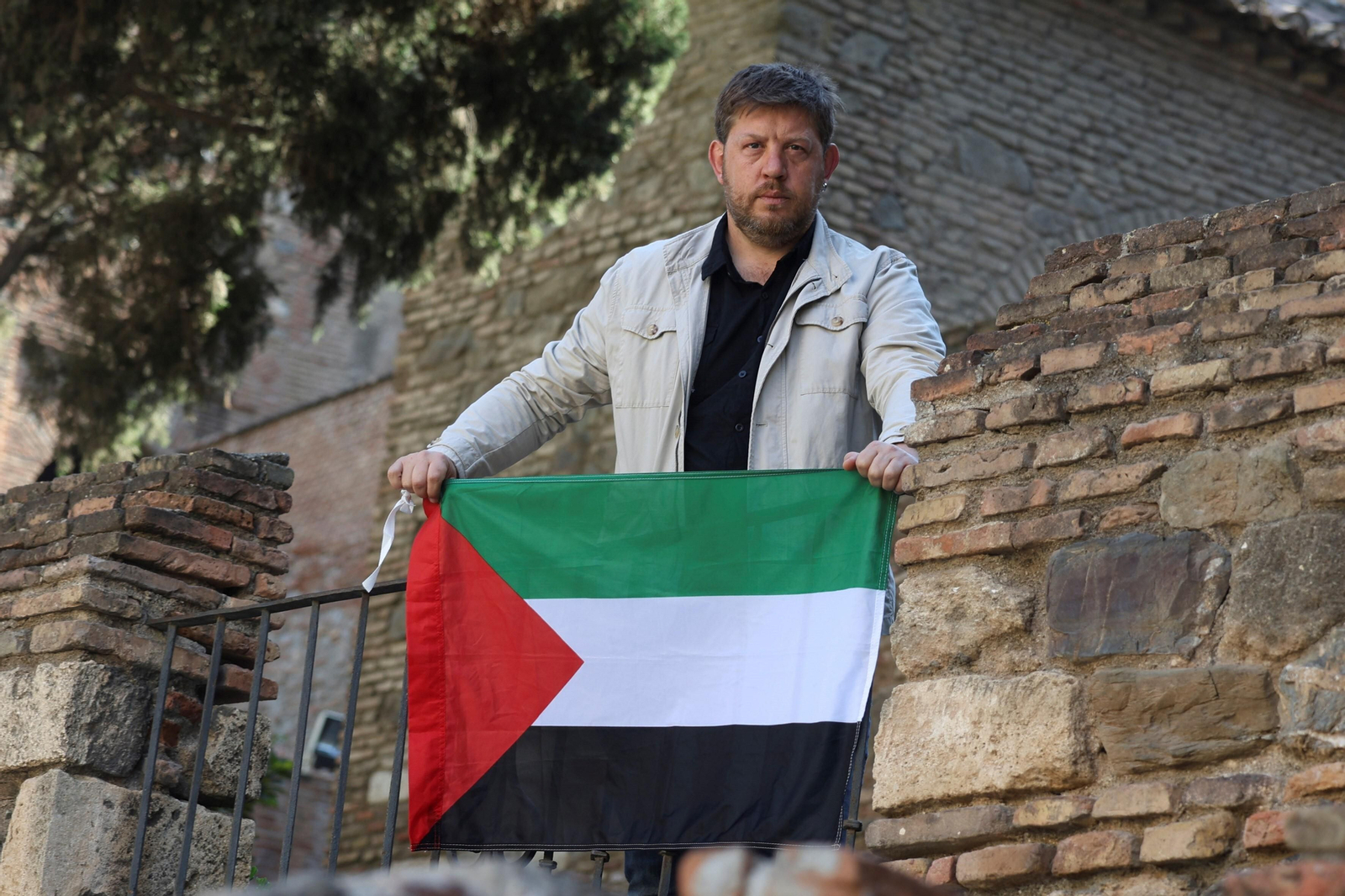 Sguiglia posa con una bandera Palestina en Málaga.