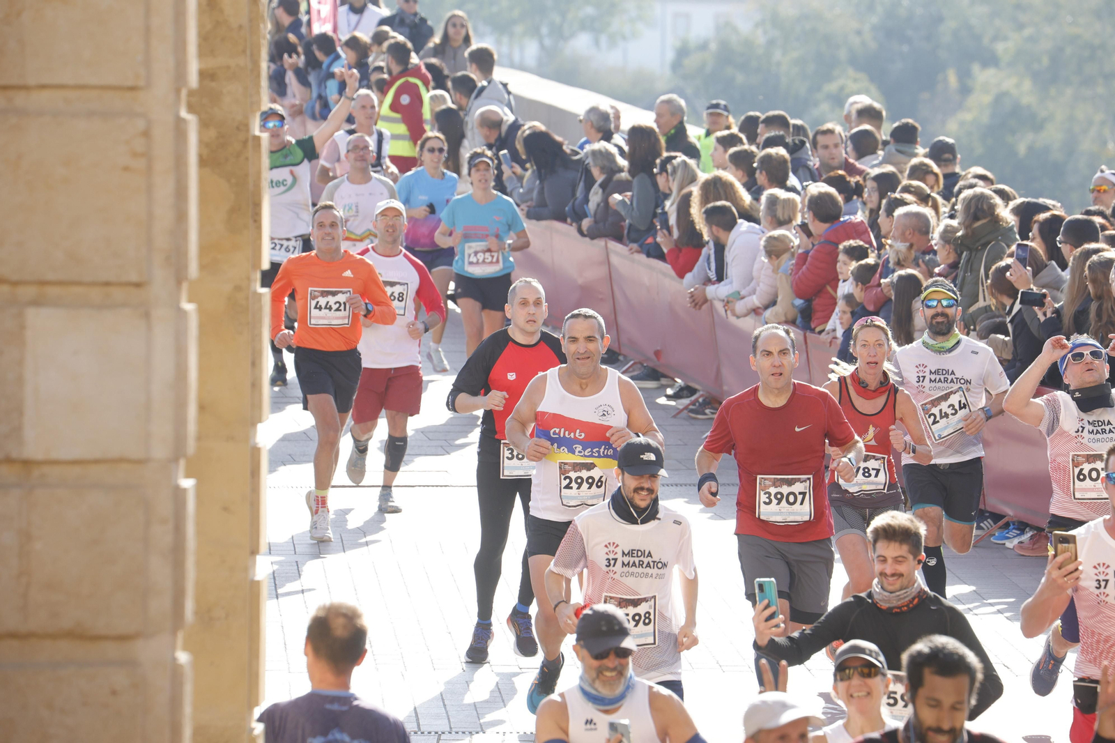 Media Maratón de Córdoba 2023: La gloria de cruzar la Puerta del Puente, en imágenes