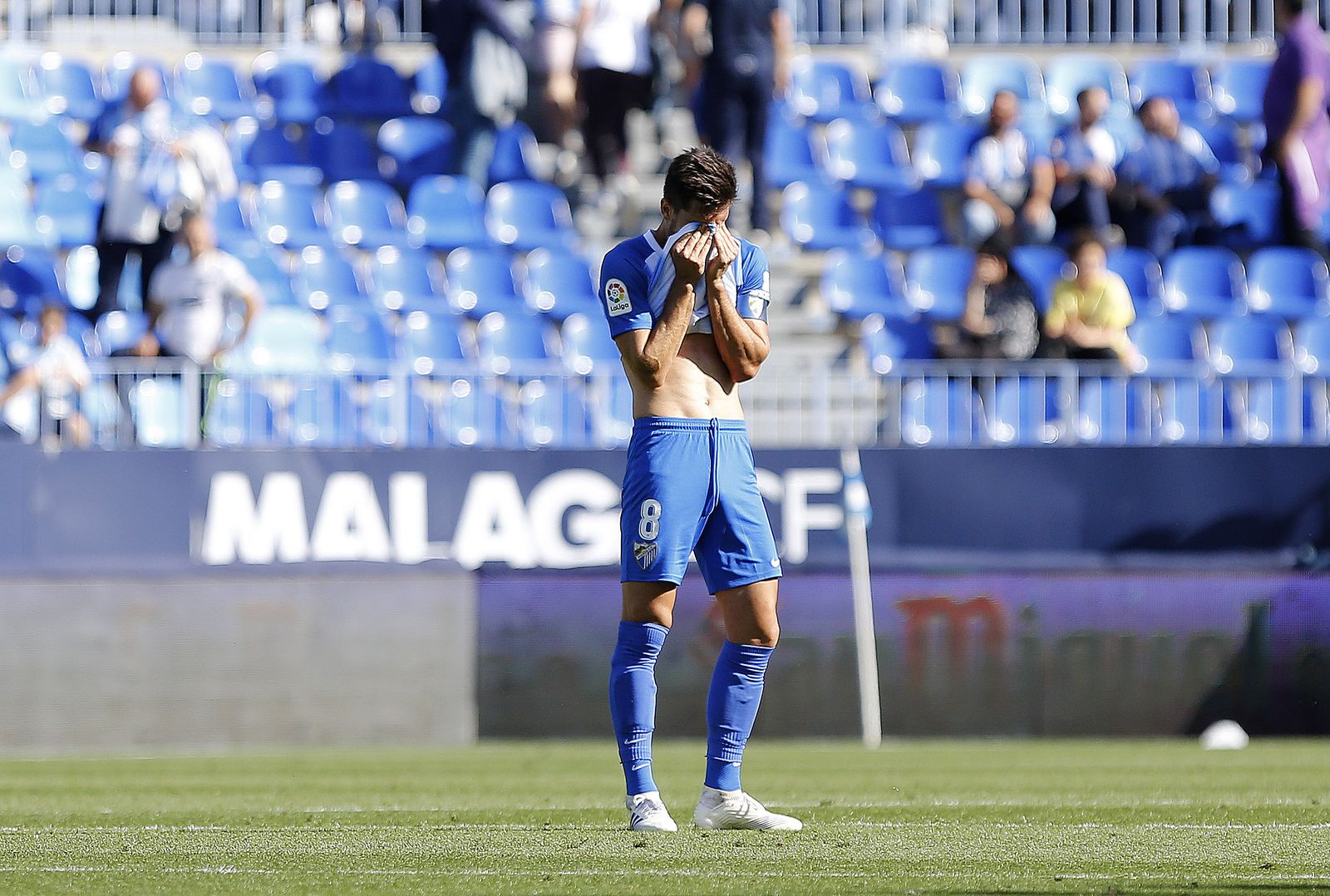 Adrián se lleva las manos a la cara tras la derrota con el Extremadura.