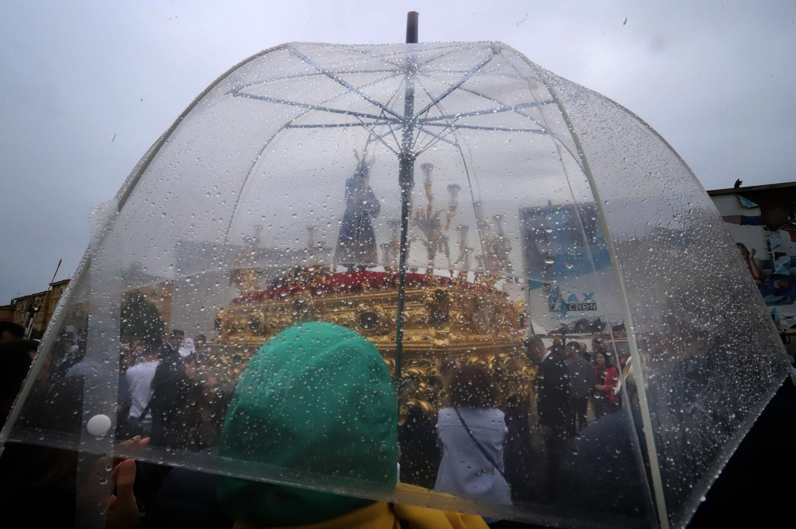 Imágenes de la procesión del Cautivo  bajo la lluvia en Huelva