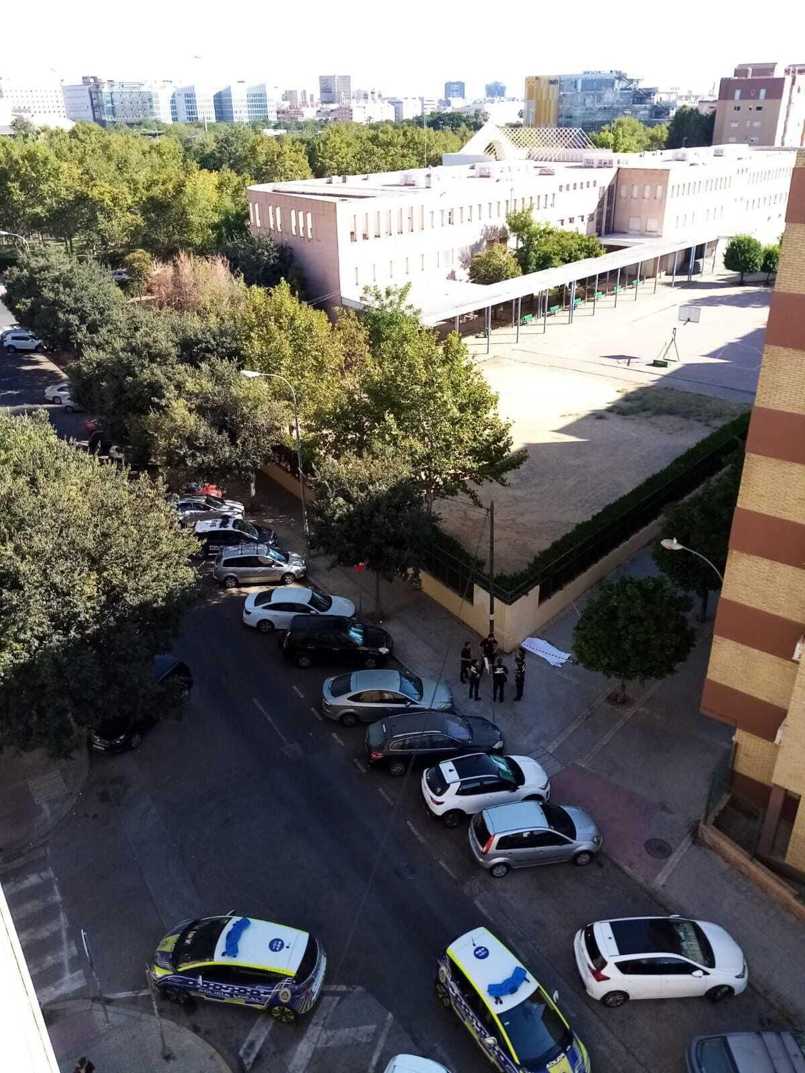 Policías nacionales y locales junto al cadáver.