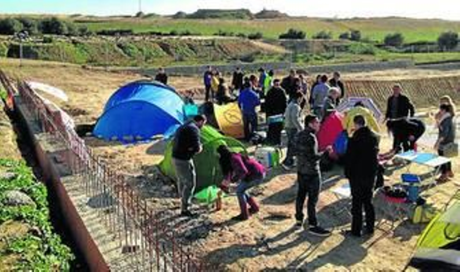 Los afectados, que se han constituido en asociación,  iniciaron ayer una acampada en la parcela de la promoción.