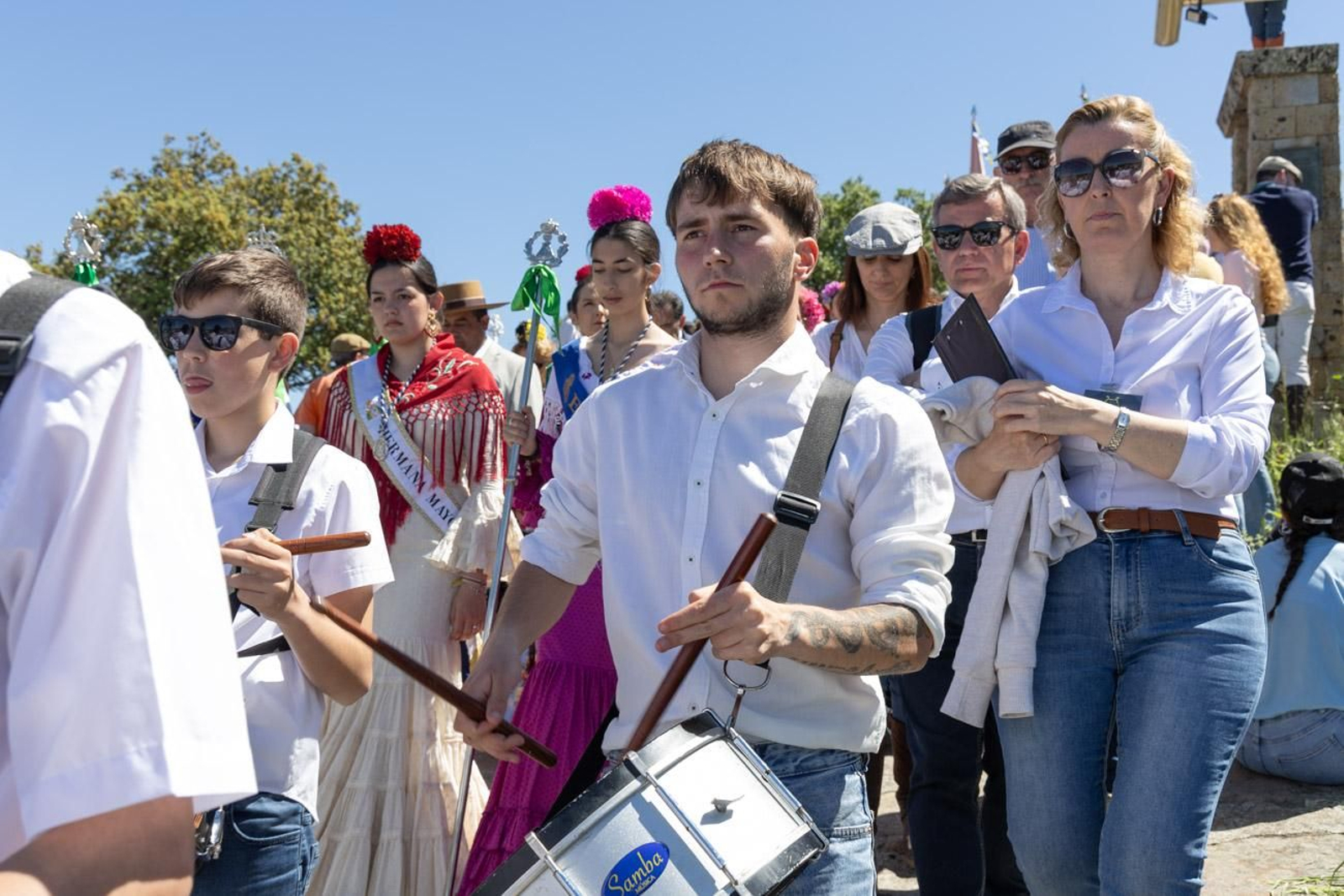 Miles de romeros acuden al encuentro de la Virgen de la Cabeza en su romería