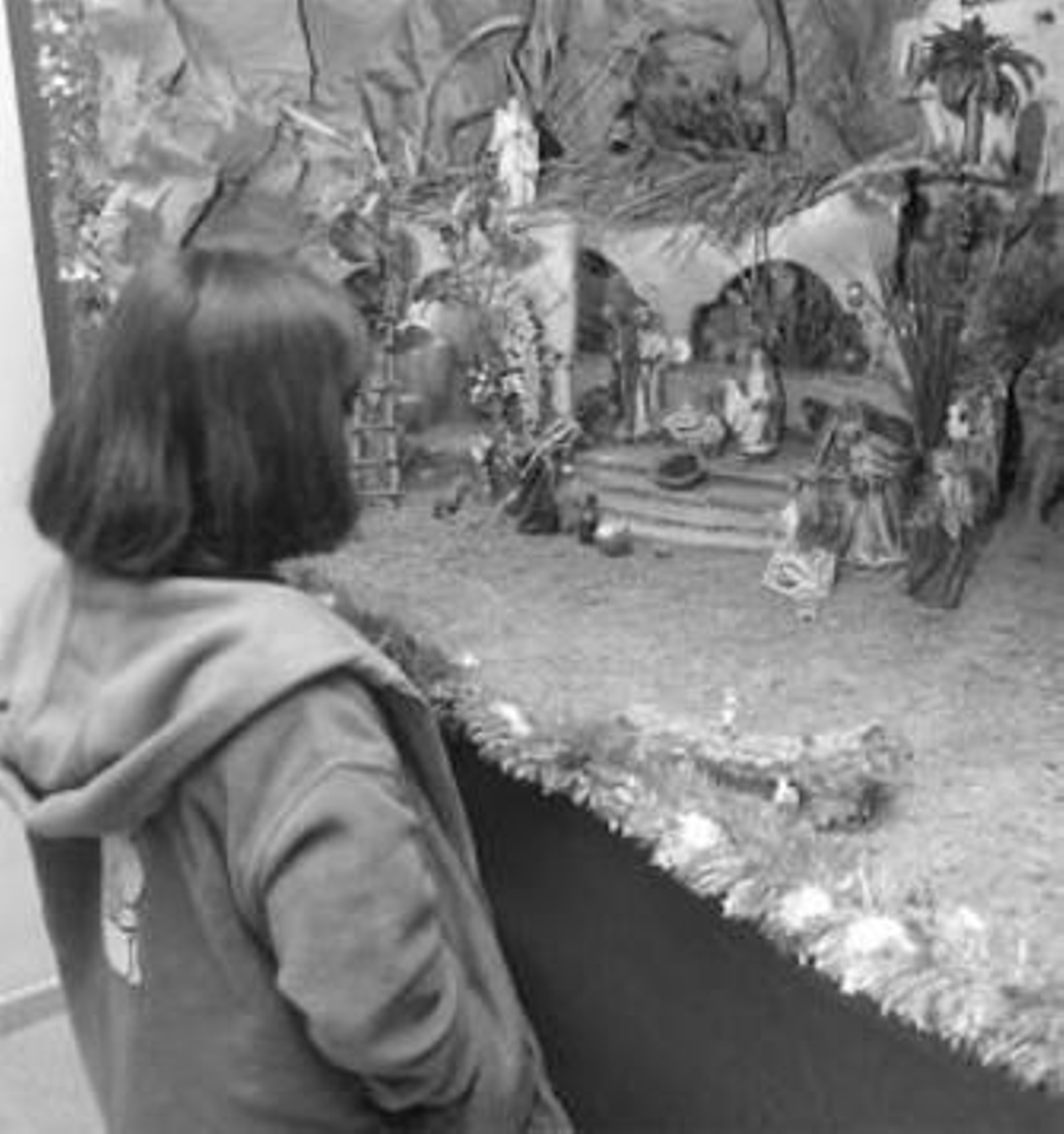 1. Alumnos de los cursos de Cultura en los Barrios ante los trabajos expuestos en la sede de la asociación de vecinos. 2. Una niña mira el nacimiento que se monta en la asociación en Navidad y que año tras año obtiene un premio a nivel provincial . 3. El pasado mes de mayo, durante la Semana Cultural, el presidente de los vecinos le impuso la insignia de oro a La Moni de Huelva por su gran labor altruista en favor de los colectivos más necesitados y por lo que, como artista, representa para Huelva. 4. Unas niñas bailan en la Cruz de Mayo.