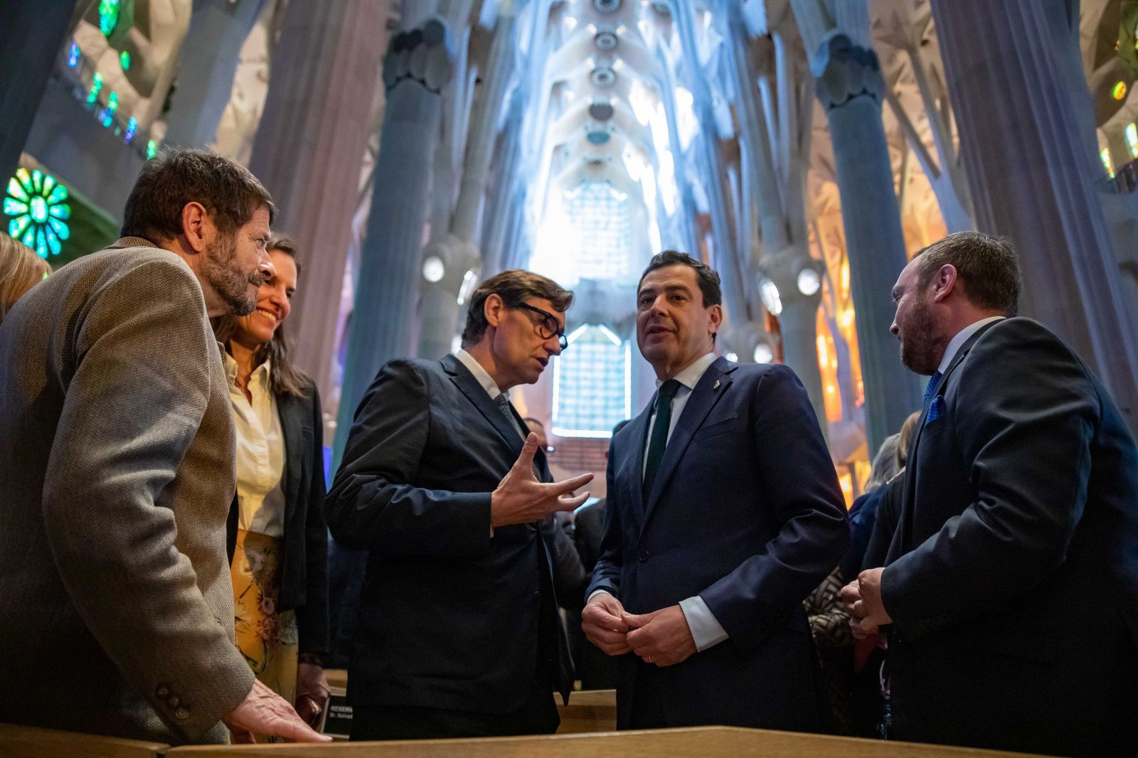 Fotos de Juanma Moreno en la Sagrada Familia de Barcelona durante la misa del 50 aniversario de la romería del Rocío en Cataluña