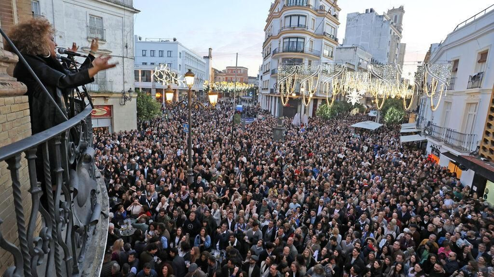 La zambomba de Jerez congregó a muchísimo público este viernes en la zona del Gallo Azul. La zambomba de Jerez congregó a muchísimo público este viernes en la zona del Gallo Azul.
