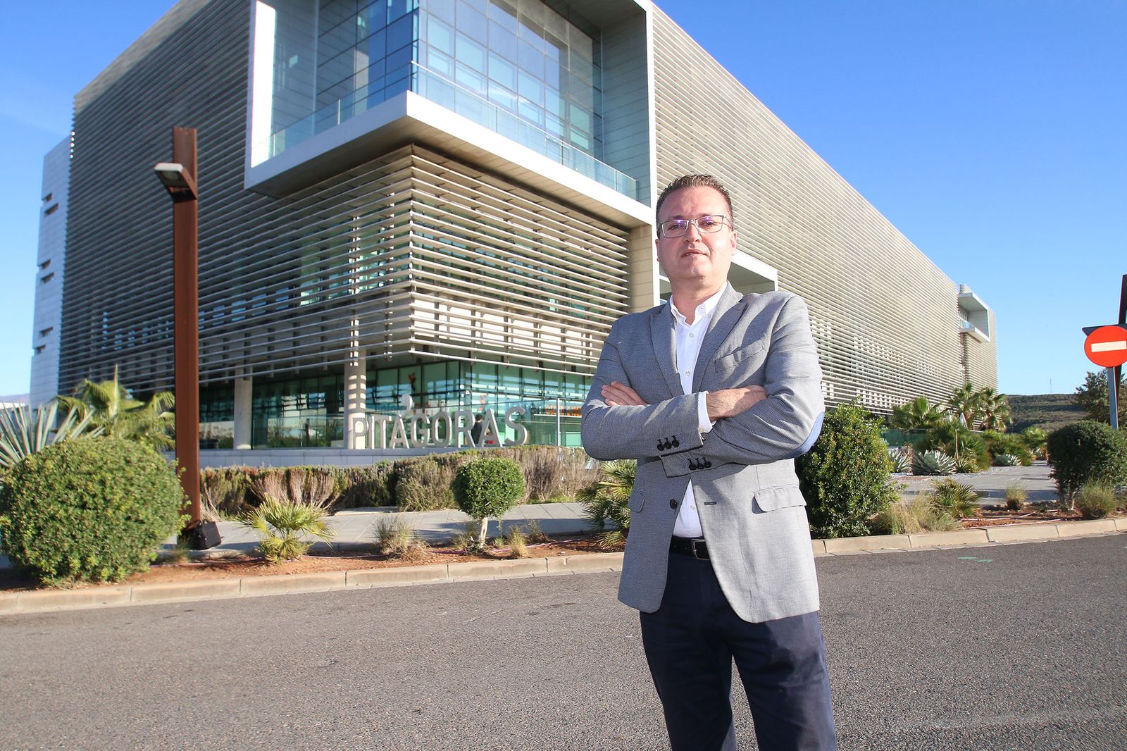 El director general del PITA, Diego Clemente, frente al edificio Pitágoras de la tecnópolis