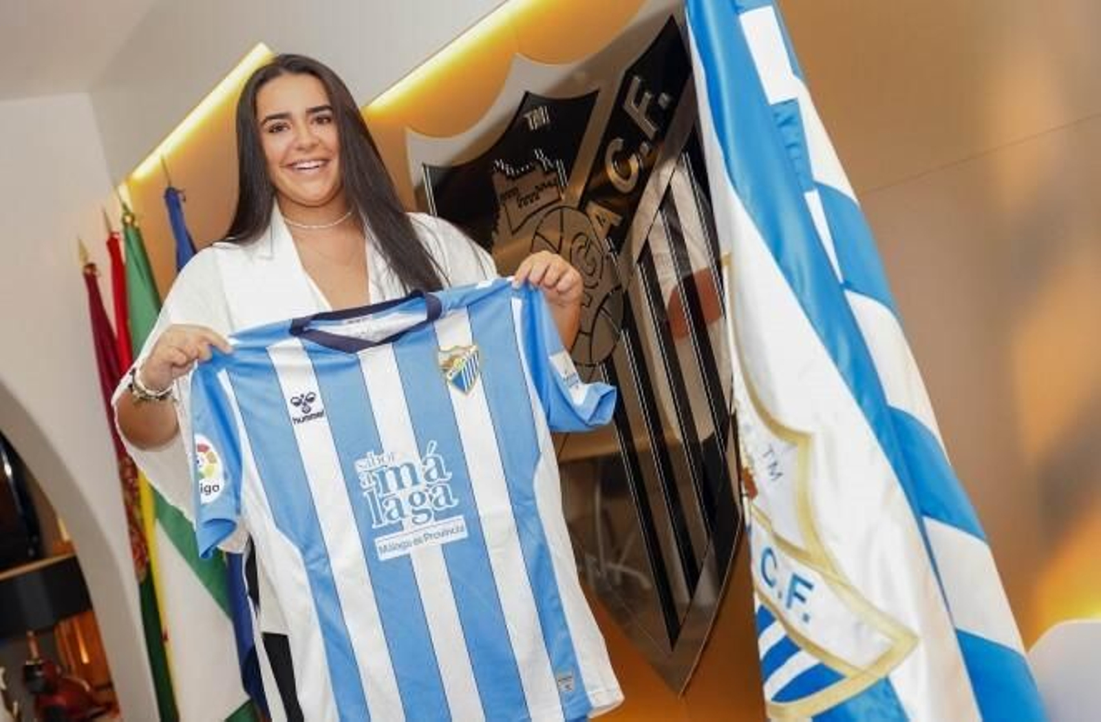 Águeda González posa con la camiseta del Málaga