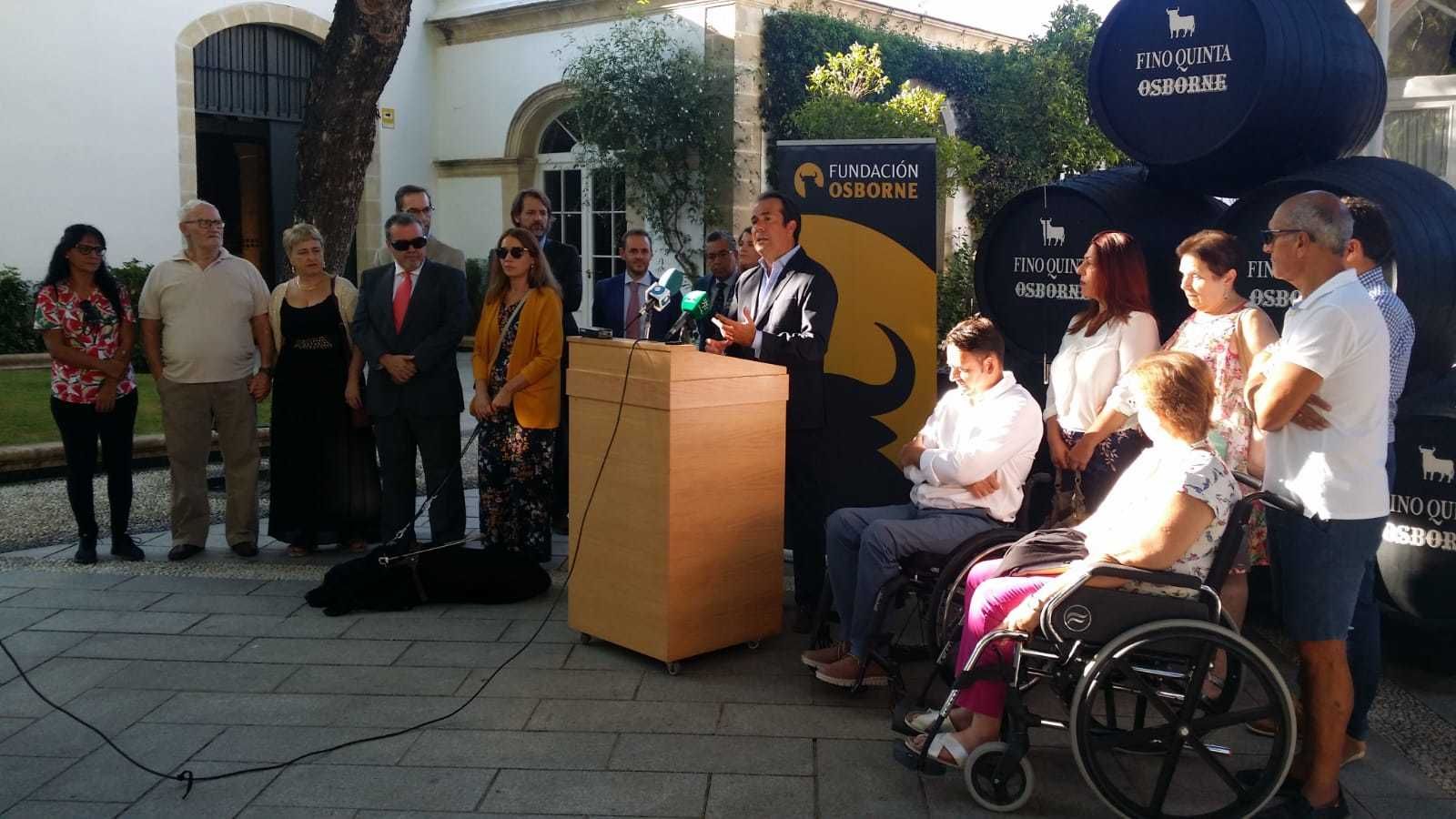 Iván Llanza junto con representantes de La Caixa y la Once en la presentación.