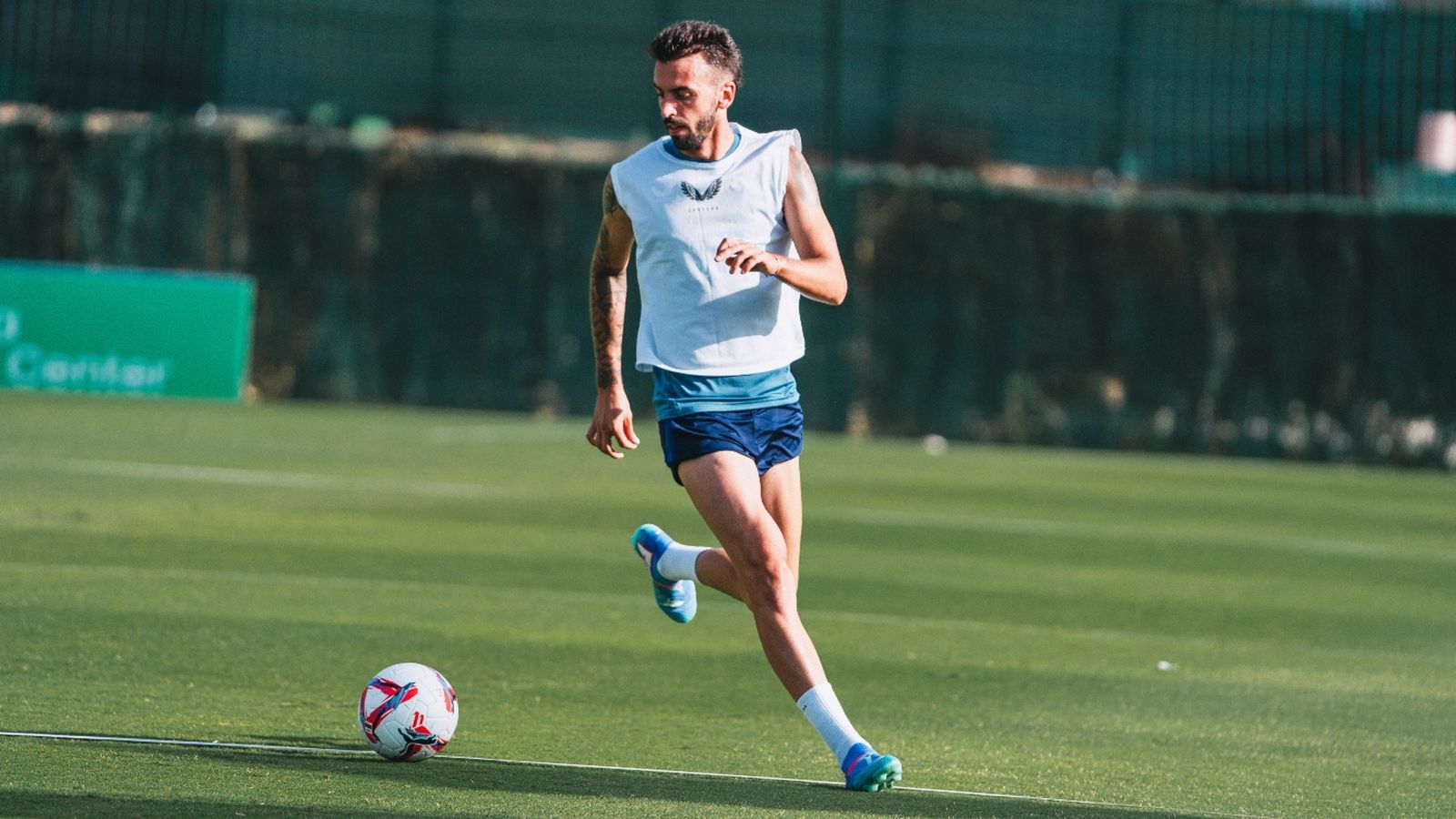 Álex Centelles maneja el esférico en una de las sesiones en Marbella.