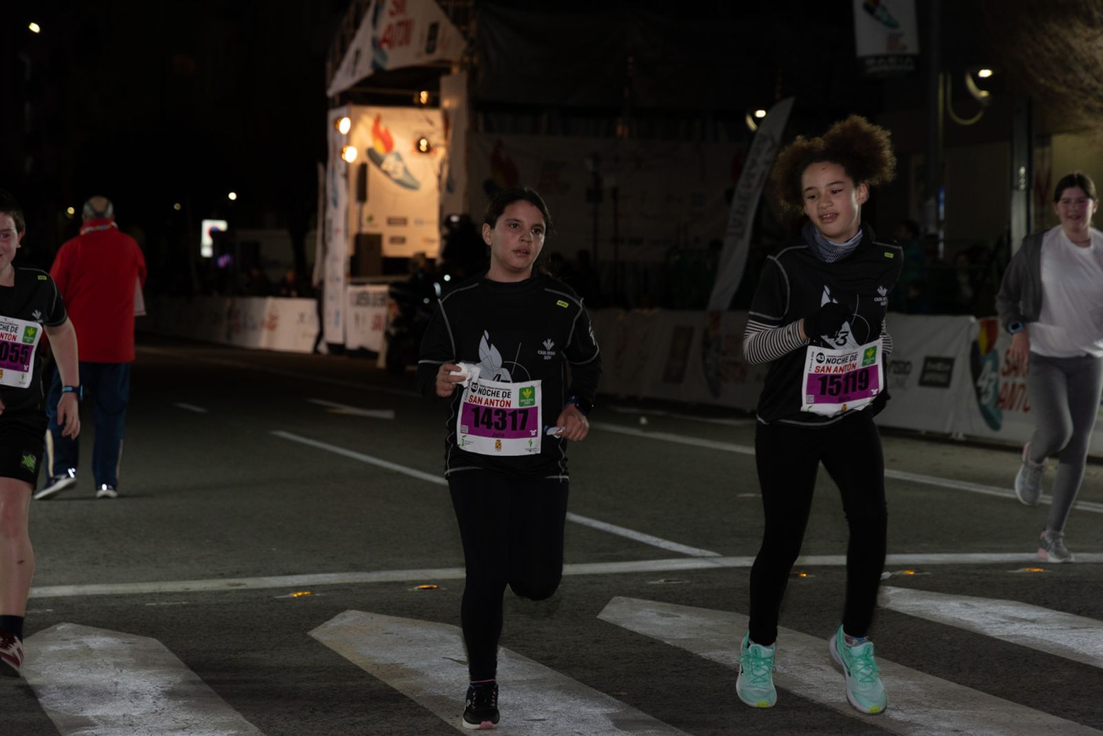 En imágenes: 2.000 atletas brillan con luz propia en la infantil de la Carrera de San Antón 2026