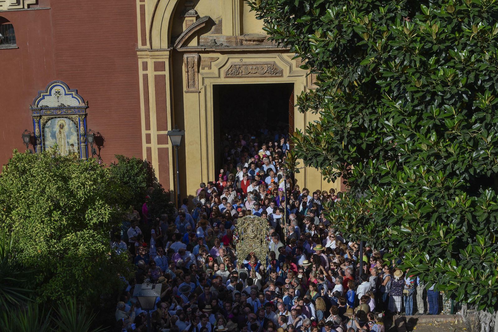 La salida de la Hermandad del Rocío de Triana, en imágenes
