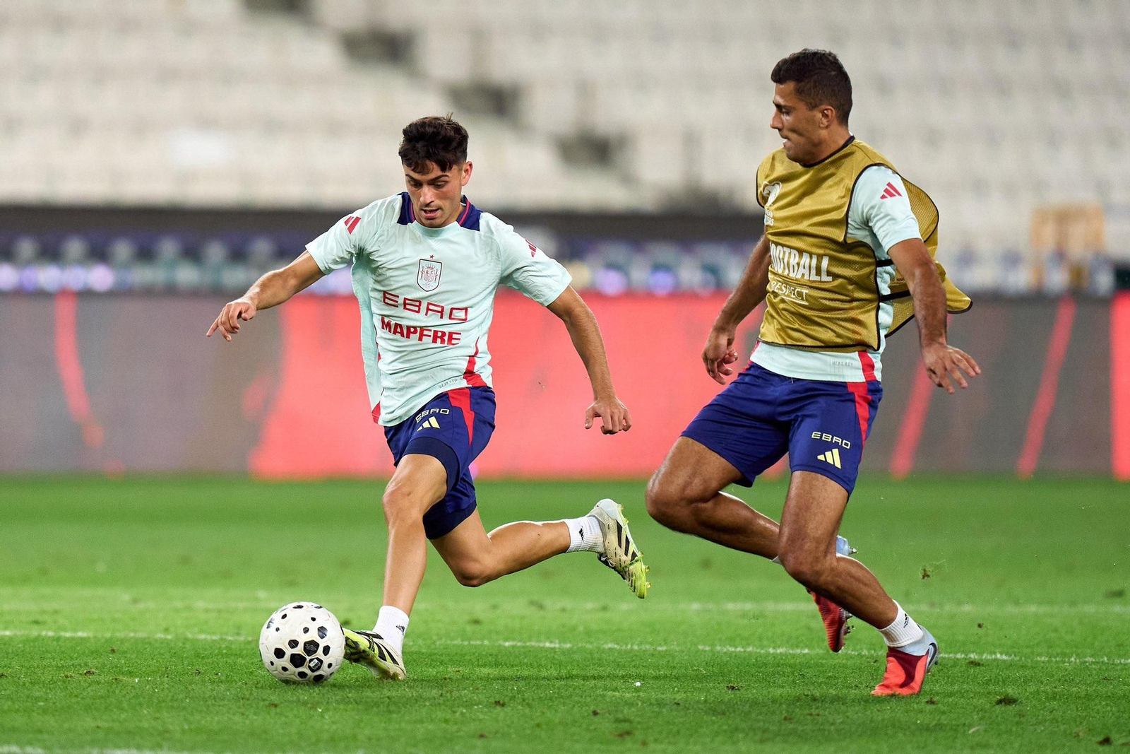 Pedri y Rodri durante el entrenamiento en Konya.