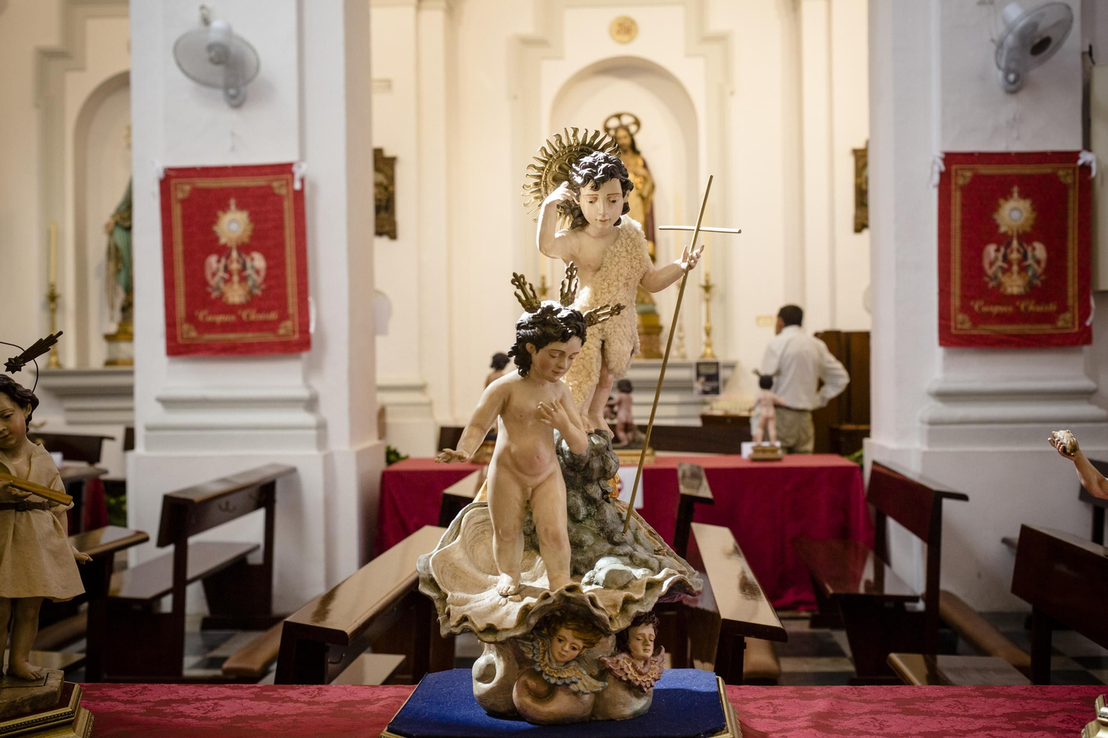 Exposición de imágenes del niño Jesús en la iglesia de San José