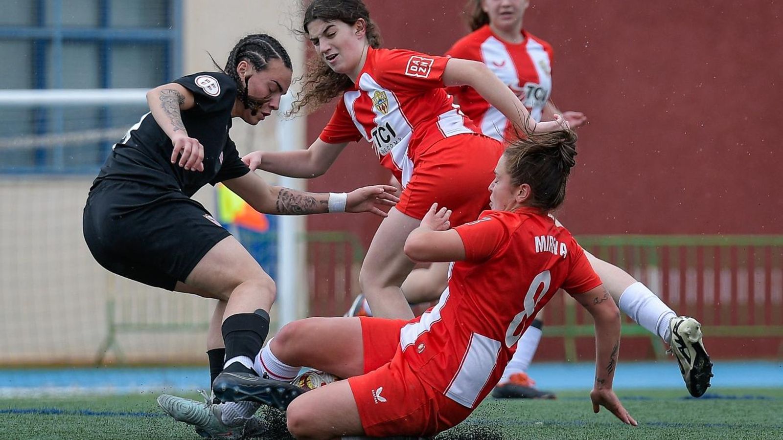 Mireya trata de recuperar el balón yendo al suelo.