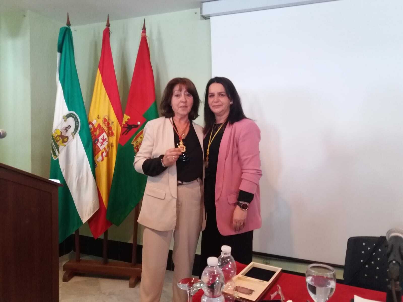 La esposa de Miguel Sánchez tras recoger el título de Hijo Predilecto.