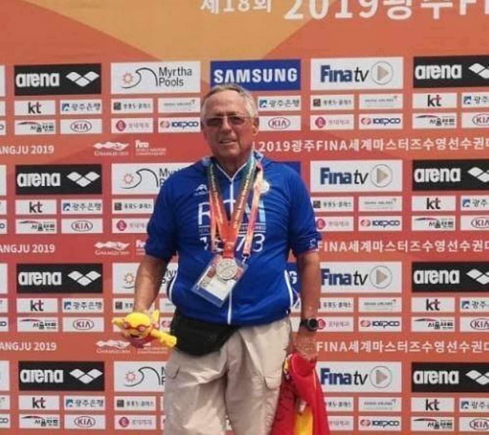 Joaquín Canales con tras ganar una medalla.