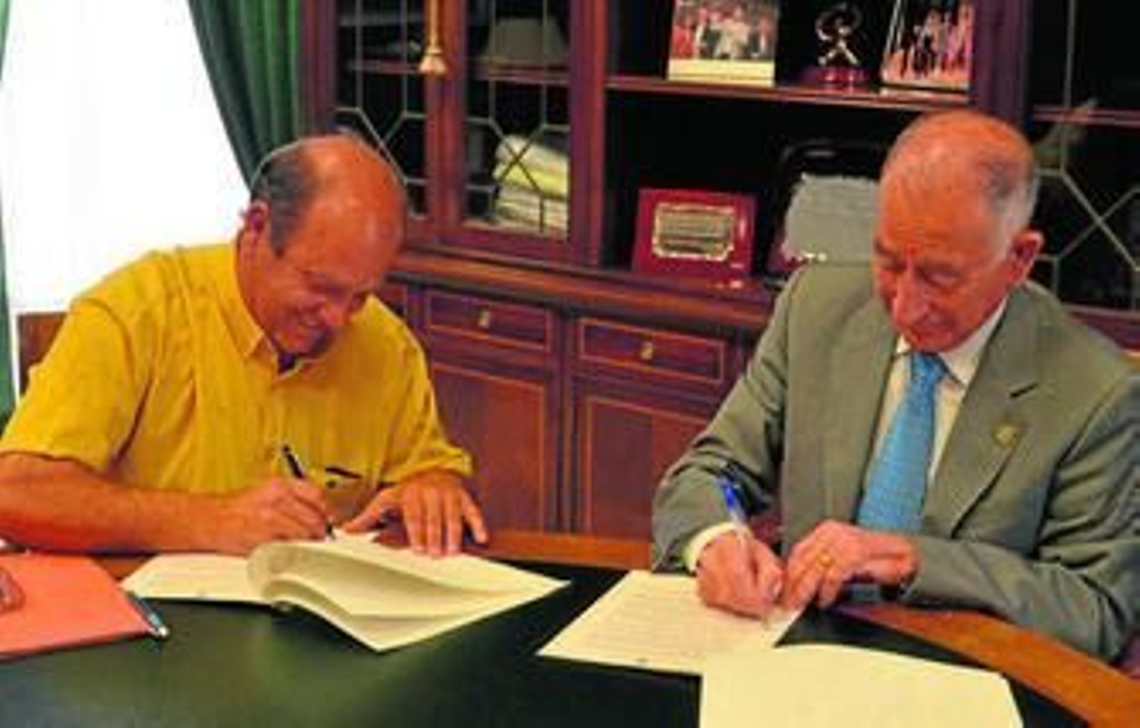 Amat rubrica con el responsable de SOS Albergue de Perros el convenio el año pasado.