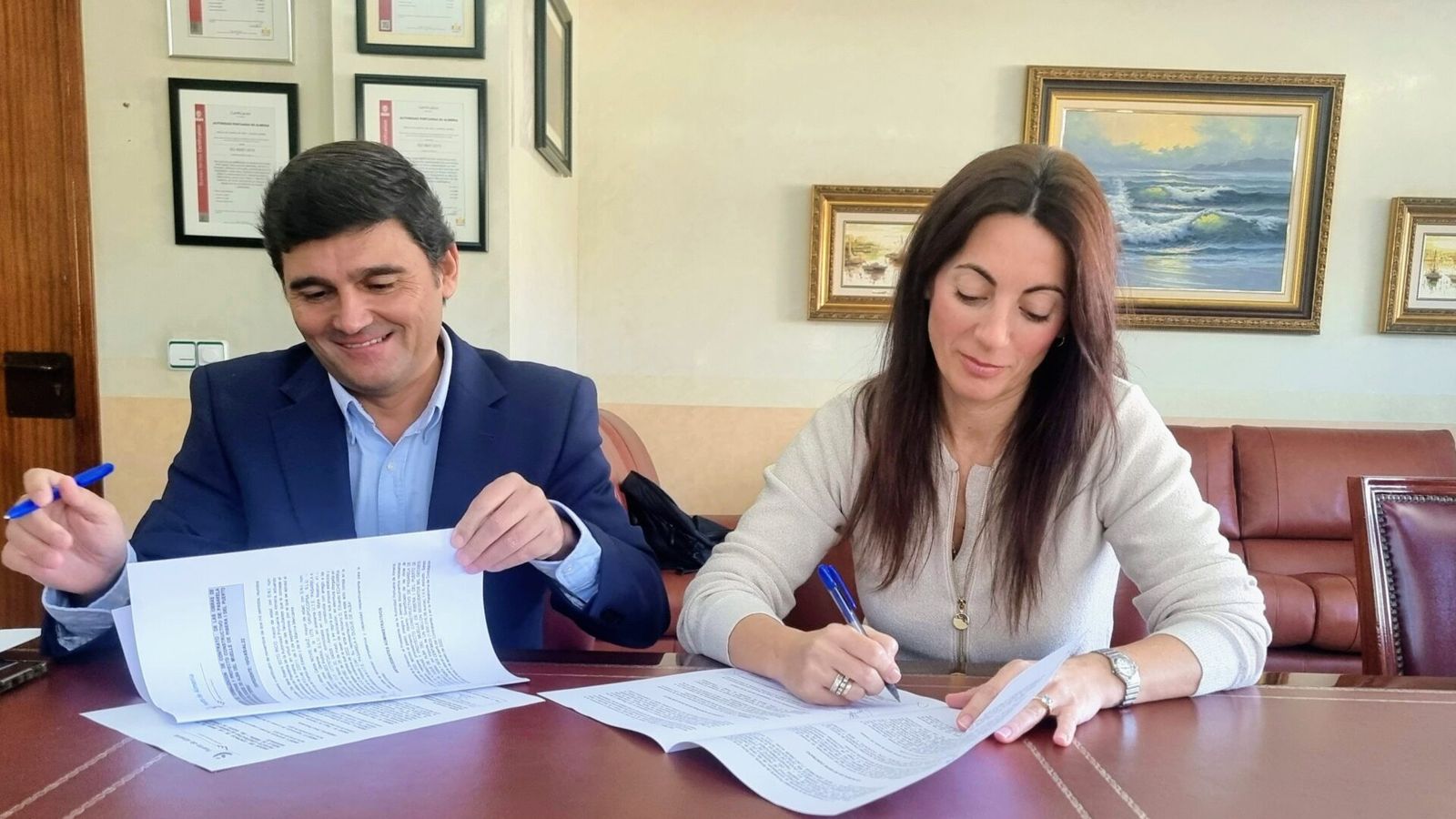 El gerente de la UTE GrupoCopsa-Grupo Parra, Alfonso Carlos Novis y la presidenta de la APA, María del Rosario Soto