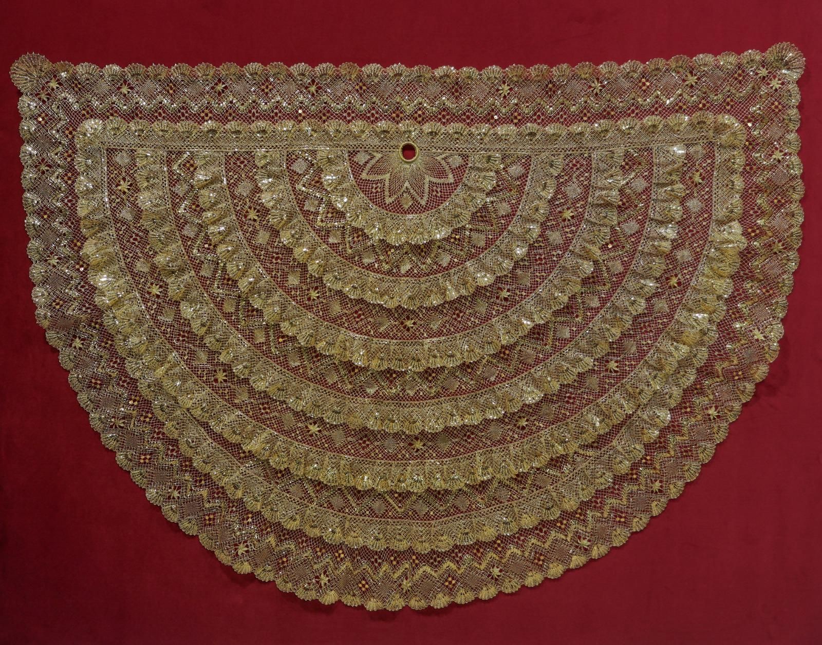 Dicha toca se compone de un ancho encaje con variedad de dibujos y motivos