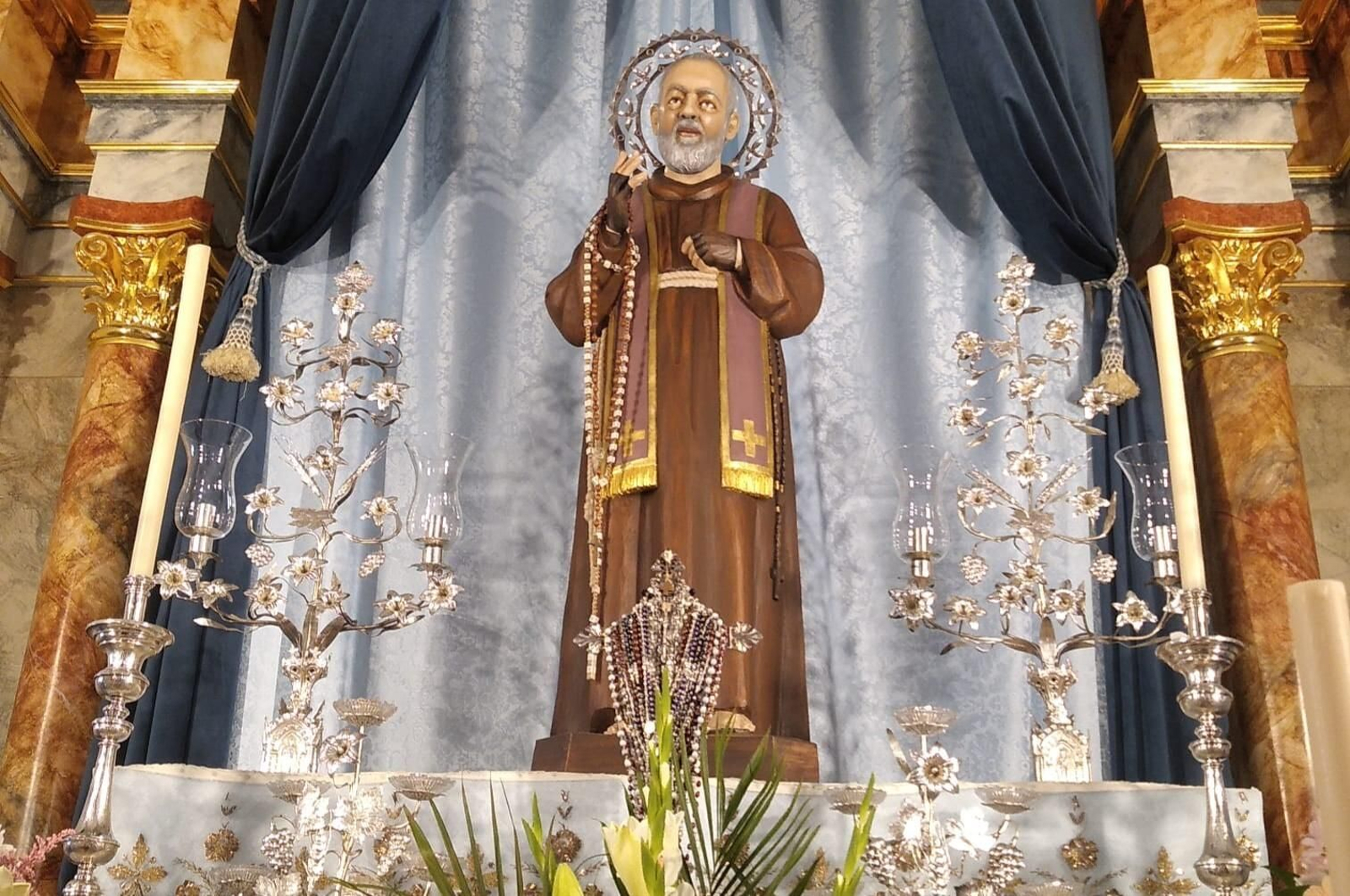 Polémica en El Almendro: prohíben a los feligreses celebrar la misa en honor al Padre Pío
