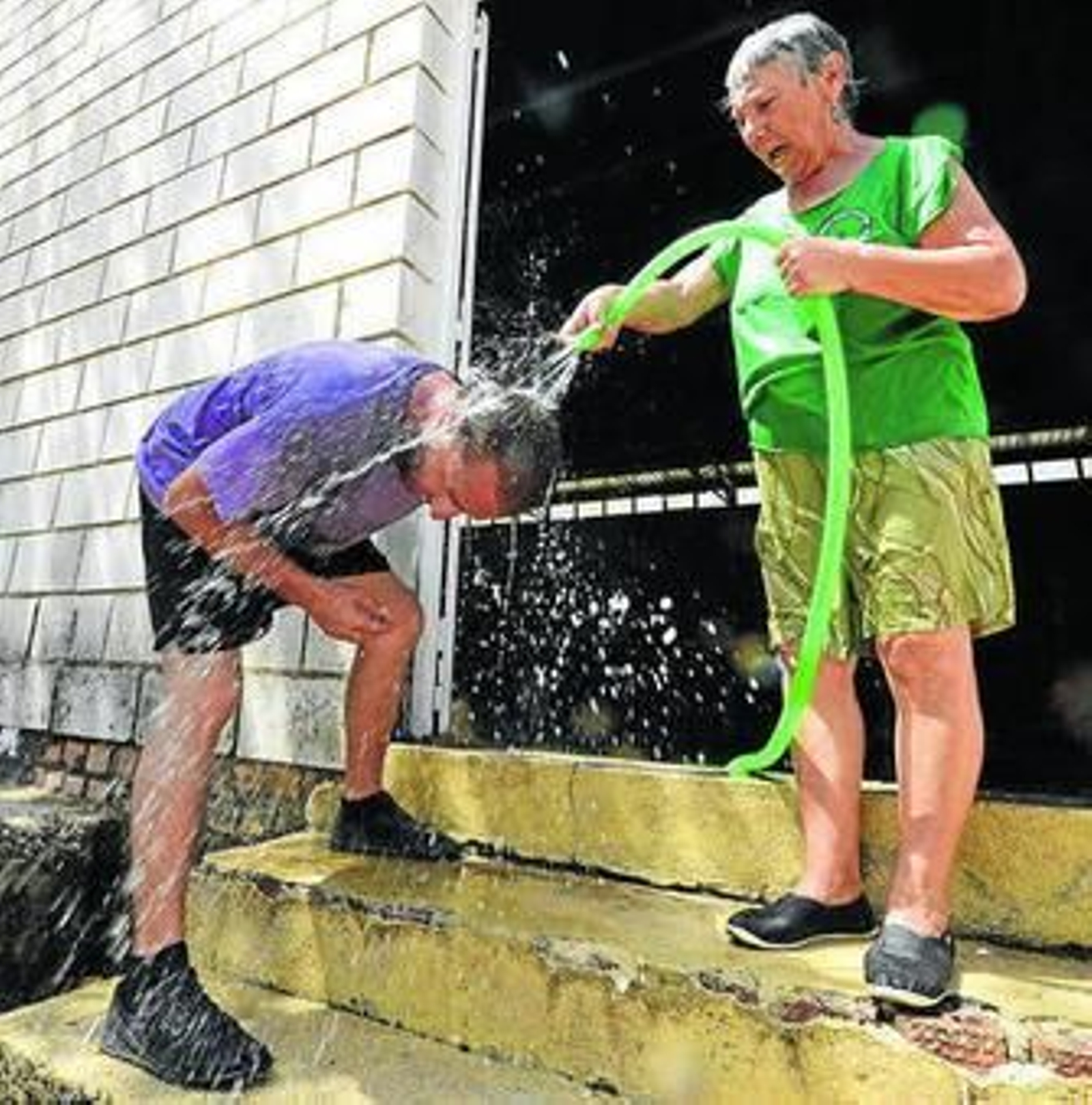 Una hilera de furgones policiales, ayer, preparadas para intervenir.