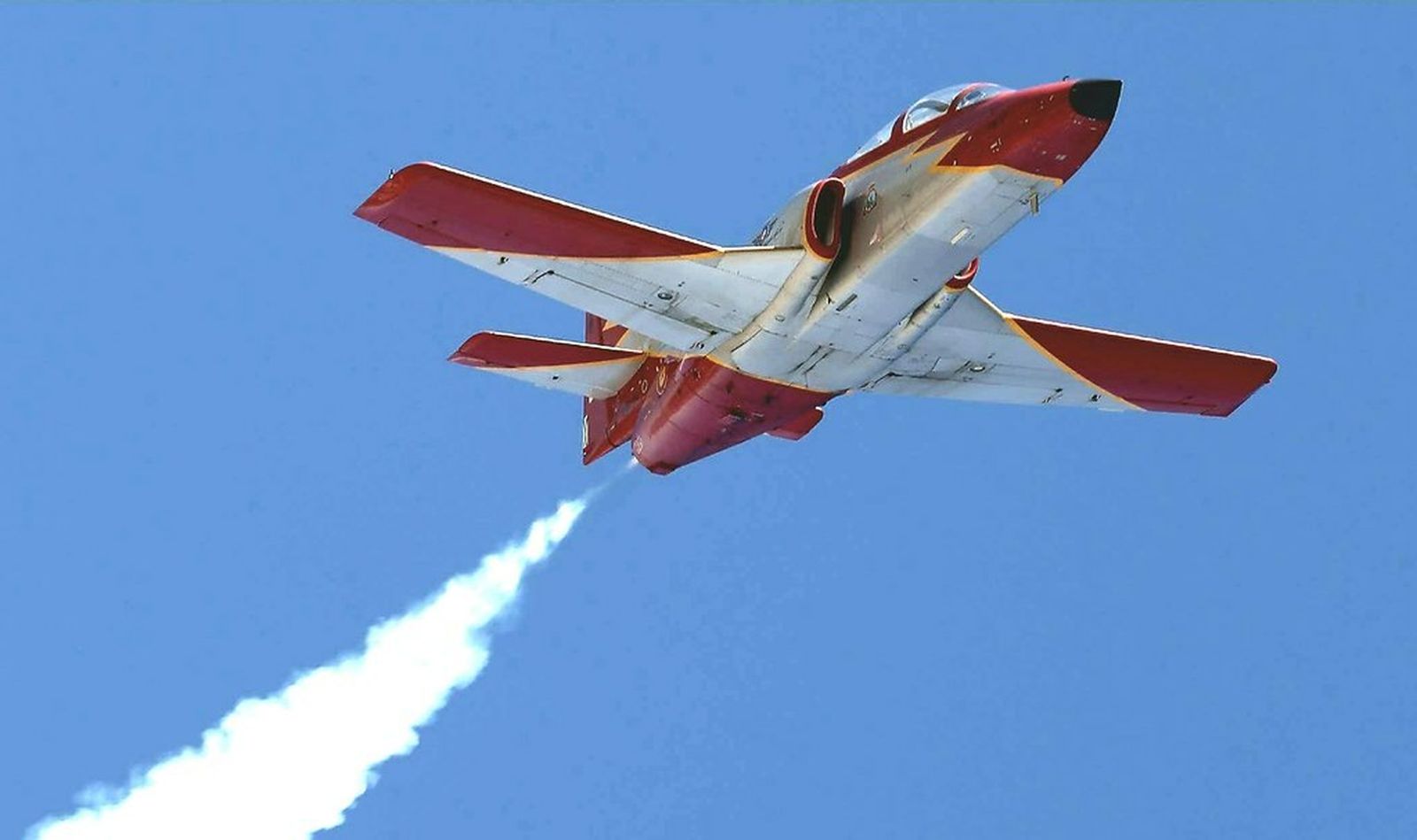 Un avión de la Patrulla Águila