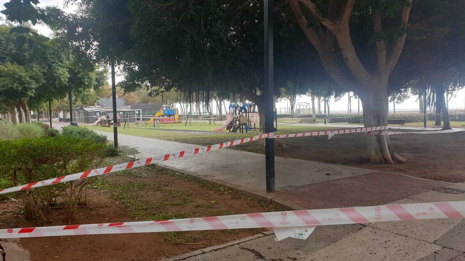 Un parque clausurado en Almería capital por culpa del viento.