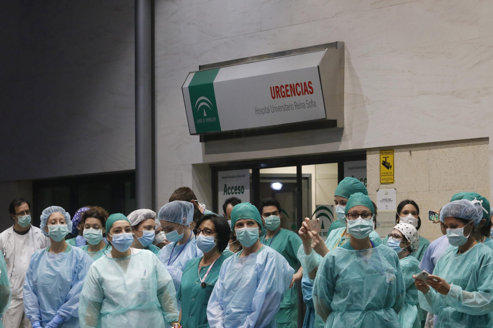Los profesionales del Hospital Reina Sofía de Córdoba devuelven los aplausos de los cordobeses