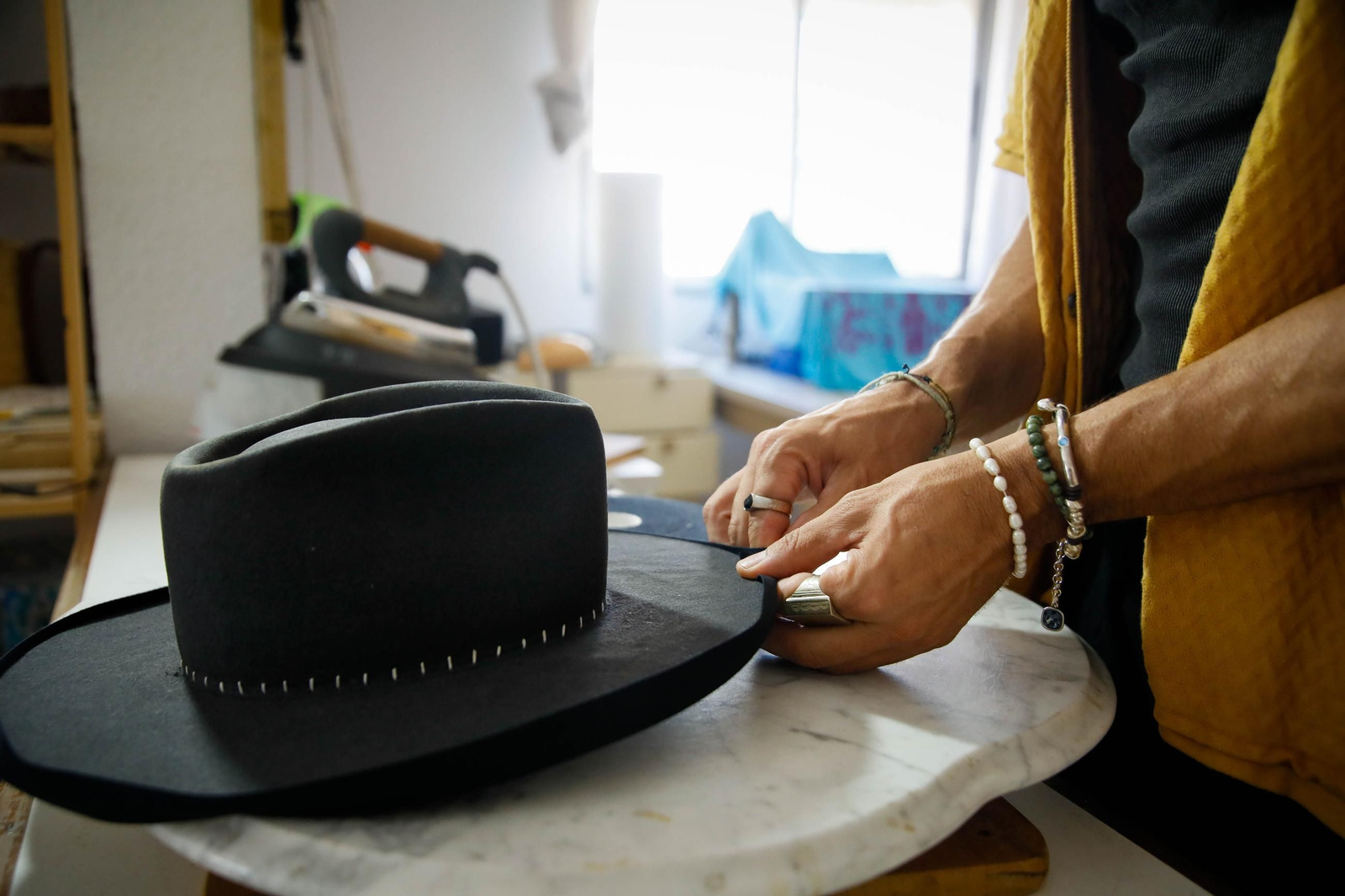 Imágenes del proceso creativo en sombreros de Alejandro Mateo