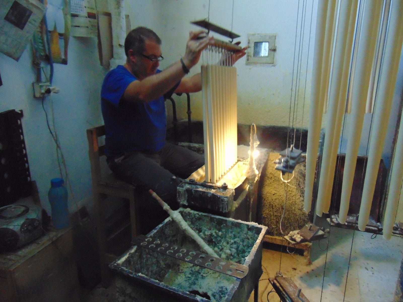 Proceso de preparación de cirios en el taller de Velas Lama.