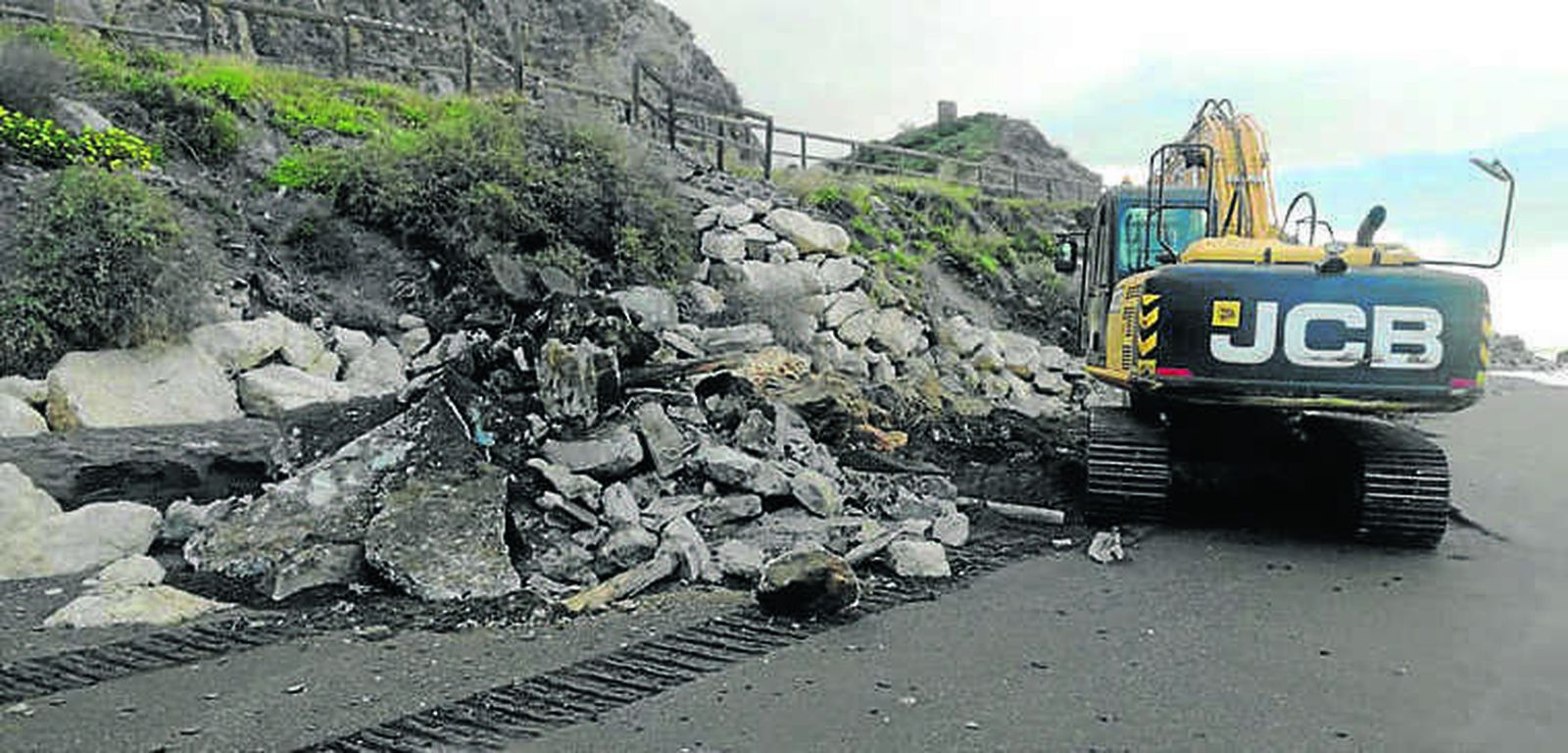 Trabajos de reparación del litoral occidental veleño.